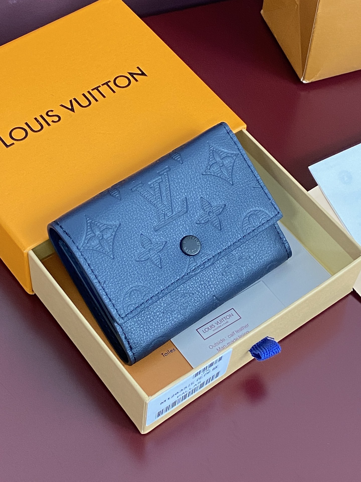 顶级原单 M12635 新压花深蓝!Victor 錢包、這款小巧的Victor錢包以Monogram Shadow牛皮製作,綴有細緻的Monogram壓花圖案,散發「低調奢華」的氣質。錢包內層間隔實用,設有一個拉鏈口袋、一個可存放紙幣及票據的口袋以及五個名片夾層,翻蓋配有按扣設計,並綴以Louis Vuitton標誌。
11.5 x 9 x 2.5 厘米
(長度 x 高度 x 闊度)