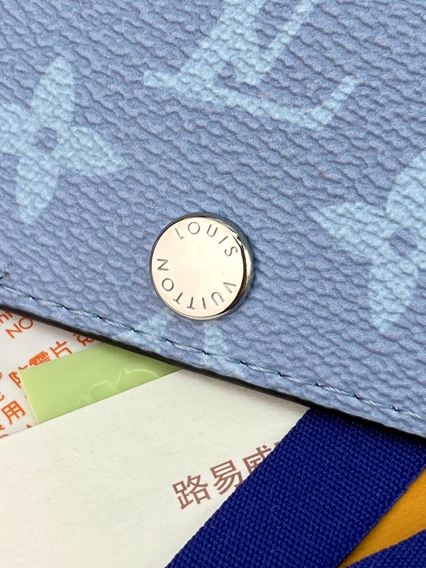 M14129 天空蓝！Victor 錢包、這款優雅的Victor錢包以Monogram Eclipse帆