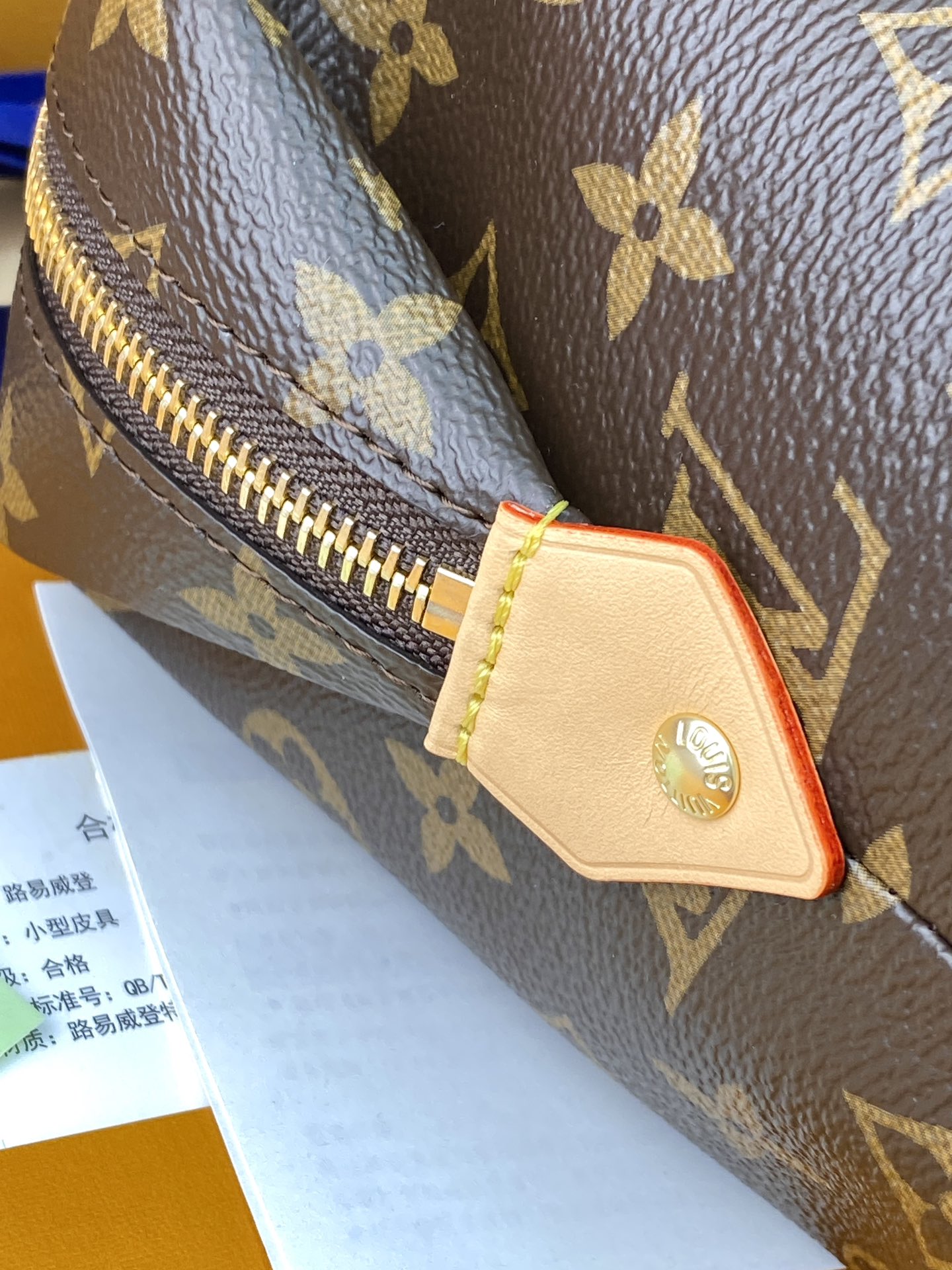 顶级原单 M14891 大号化妆包!芯片版!本款大号化妆包融合 Monogram 涂层帆布、牛皮革饰边和耀目金属件,以缤纷笔触描绘路易威登吉祥物 Vivienne 形象和迷你 Monogram 花卉,为经典设计注入盎然意趣。内贴袋之一配有拉链。
18 x 9 x 27 厘米
(高 x 宽 x 长度)。