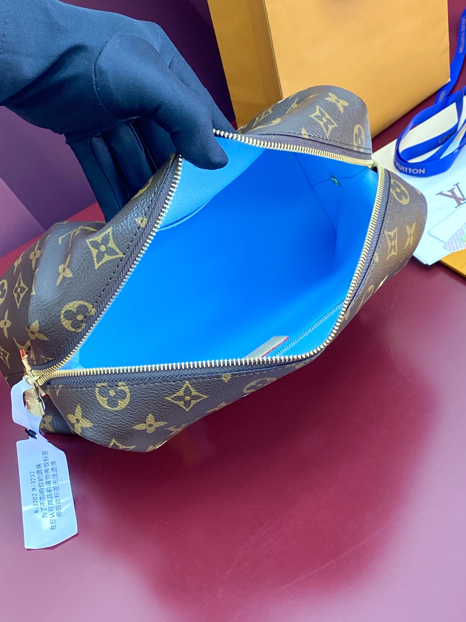 顶级原单 M14891 大号化妆包!芯片版!本款大号化妆包融合 Monogram 涂层帆布、牛皮革饰边和耀目金属件,以缤纷笔触描绘路易威登吉祥物 Vivienne 形象和迷你 Monogram 花卉,为经典设计注入盎然意趣。内贴袋之一配有拉链。
18 x 9 x 27 厘米
(高 x 宽 x 长度)。