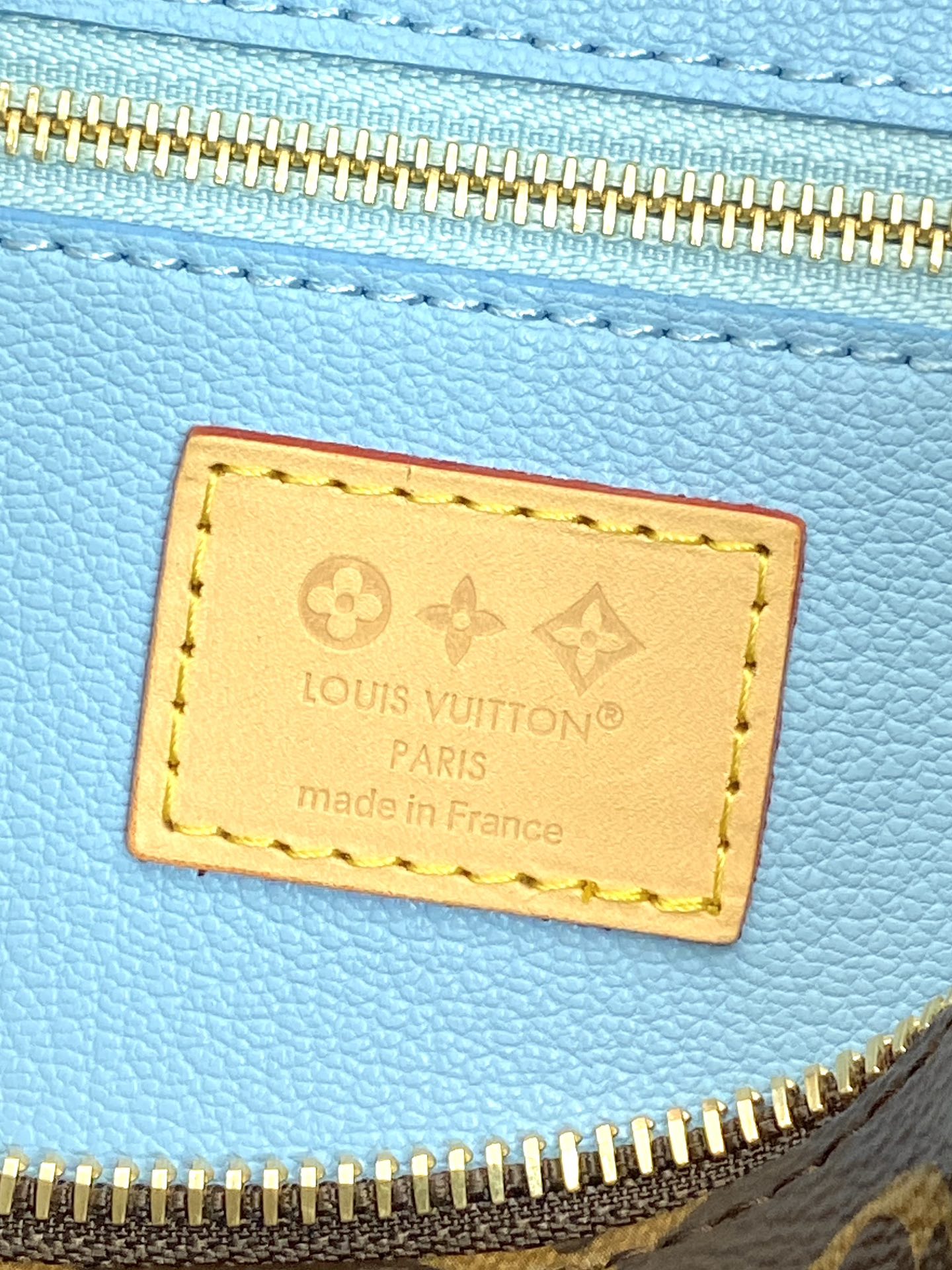 顶级原单 M14891 大号化妆包!芯片版!本款大号化妆包融合 Monogram 涂层帆布、牛皮革饰边和耀目金属件,以缤纷笔触描绘路易威登吉祥物 Vivienne 形象和迷你 Monogram 花卉,为经典设计注入盎然意趣。内贴袋之一配有拉链。
18 x 9 x 27 厘米
(高 x 宽 x 长度)。