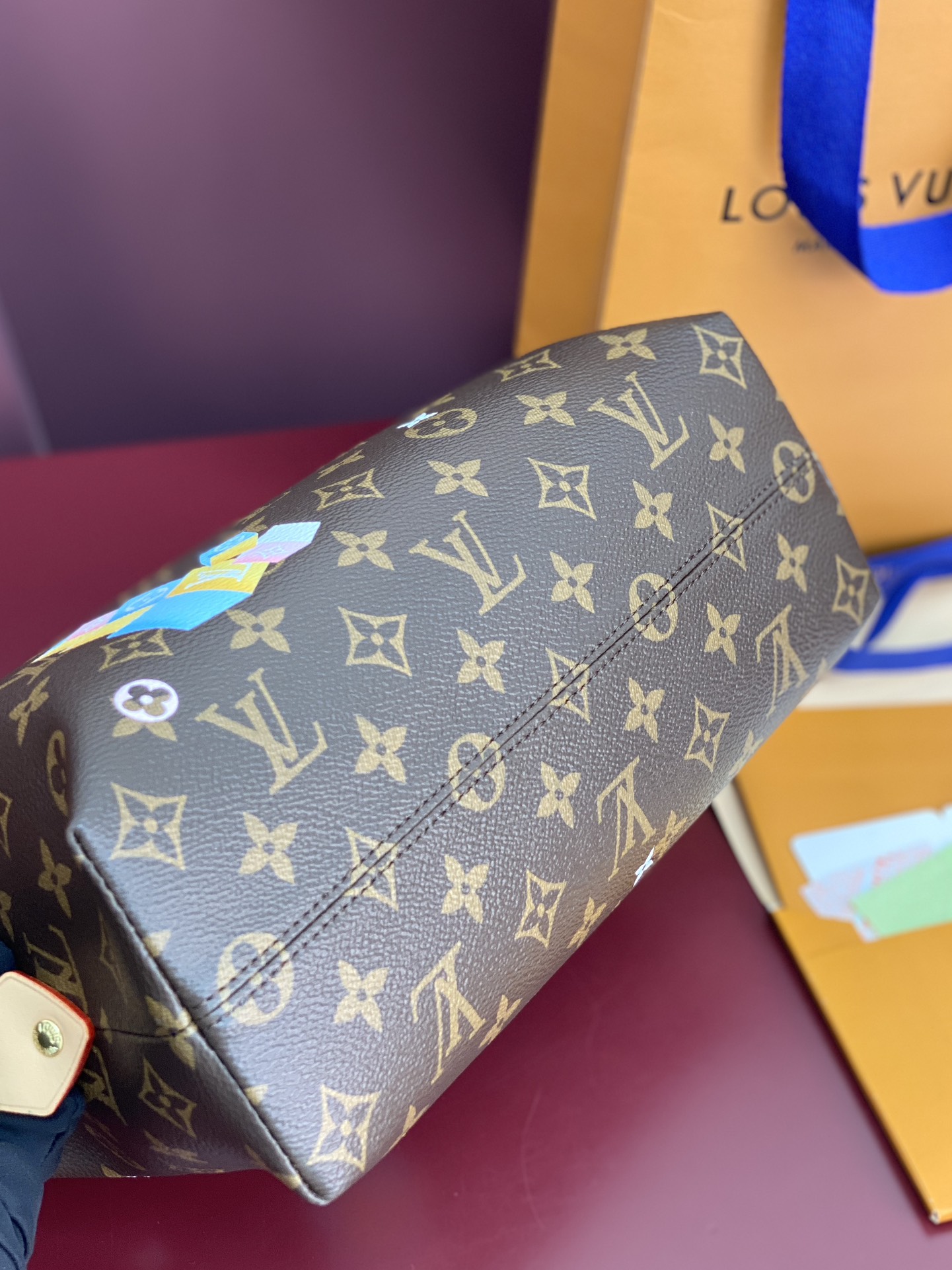 顶级原单 M14891 大号化妆包!芯片版!本款大号化妆包融合 Monogram 涂层帆布、牛皮革饰边和耀目金属件,以缤纷笔触描绘路易威登吉祥物 Vivienne 形象和迷你 Monogram 花卉,为经典设计注入盎然意趣。内贴袋之一配有拉链。
18 x 9 x 27 厘米
(高 x 宽 x 长度)。