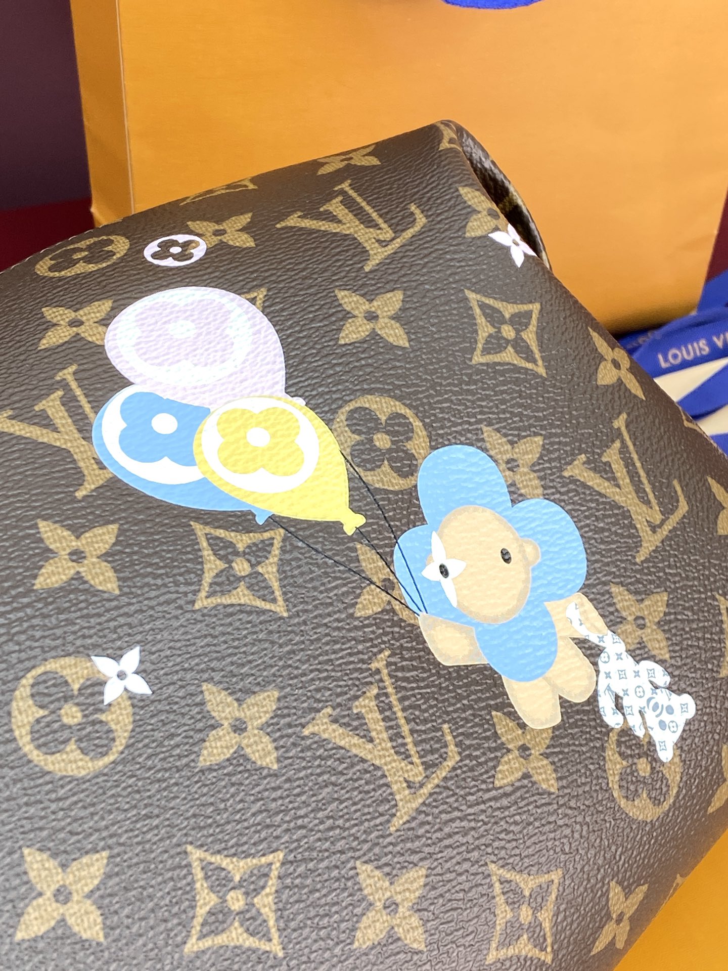 顶级原单 M14891 大号化妆包!芯片版!本款大号化妆包融合 Monogram 涂层帆布、牛皮革饰边和耀目金属件,以缤纷笔触描绘路易威登吉祥物 Vivienne 形象和迷你 Monogram 花卉,为经典设计注入盎然意趣。内贴袋之一配有拉链。
18 x 9 x 27 厘米
(高 x 宽 x 长度)。