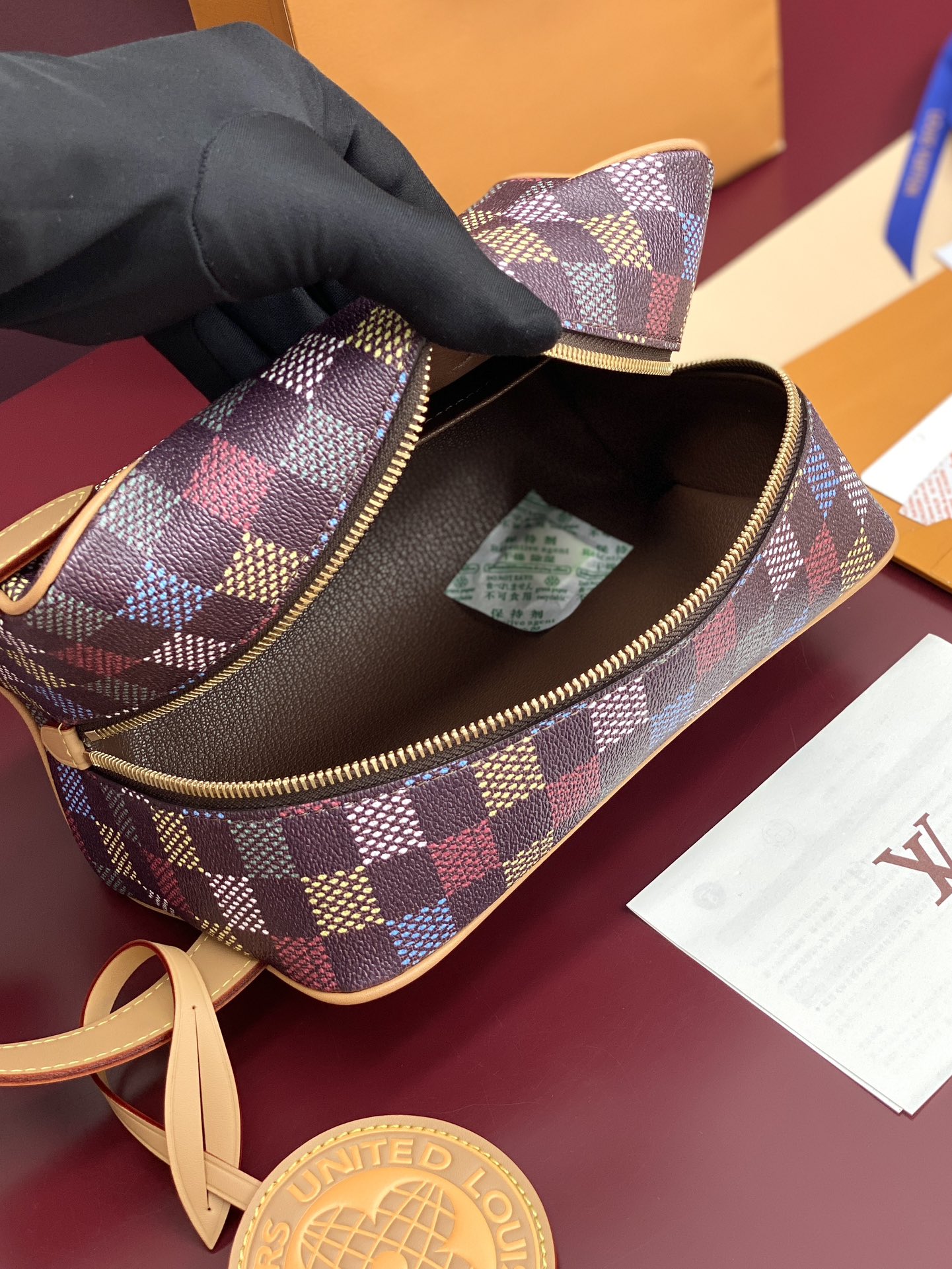 顶级原单 N00151 芯片版!LOCKER DOPP KIT 盥洗袋、LOCKER DOPP KIT 盥洗袋由 LVers Damier Ebene 帆布制成,彩色格纹仿佛绘制在 Damier Ebene 图案之上。手柄由牛皮革制成,袋体配有可拆卸的球形 LVERS UNITED 吊饰。搭配宽敞的拉链口和可洗涤的织物内衬,适合收纳洗护用品。
13 x 12 x 23 厘米
(高 x 宽 x 长度)。
