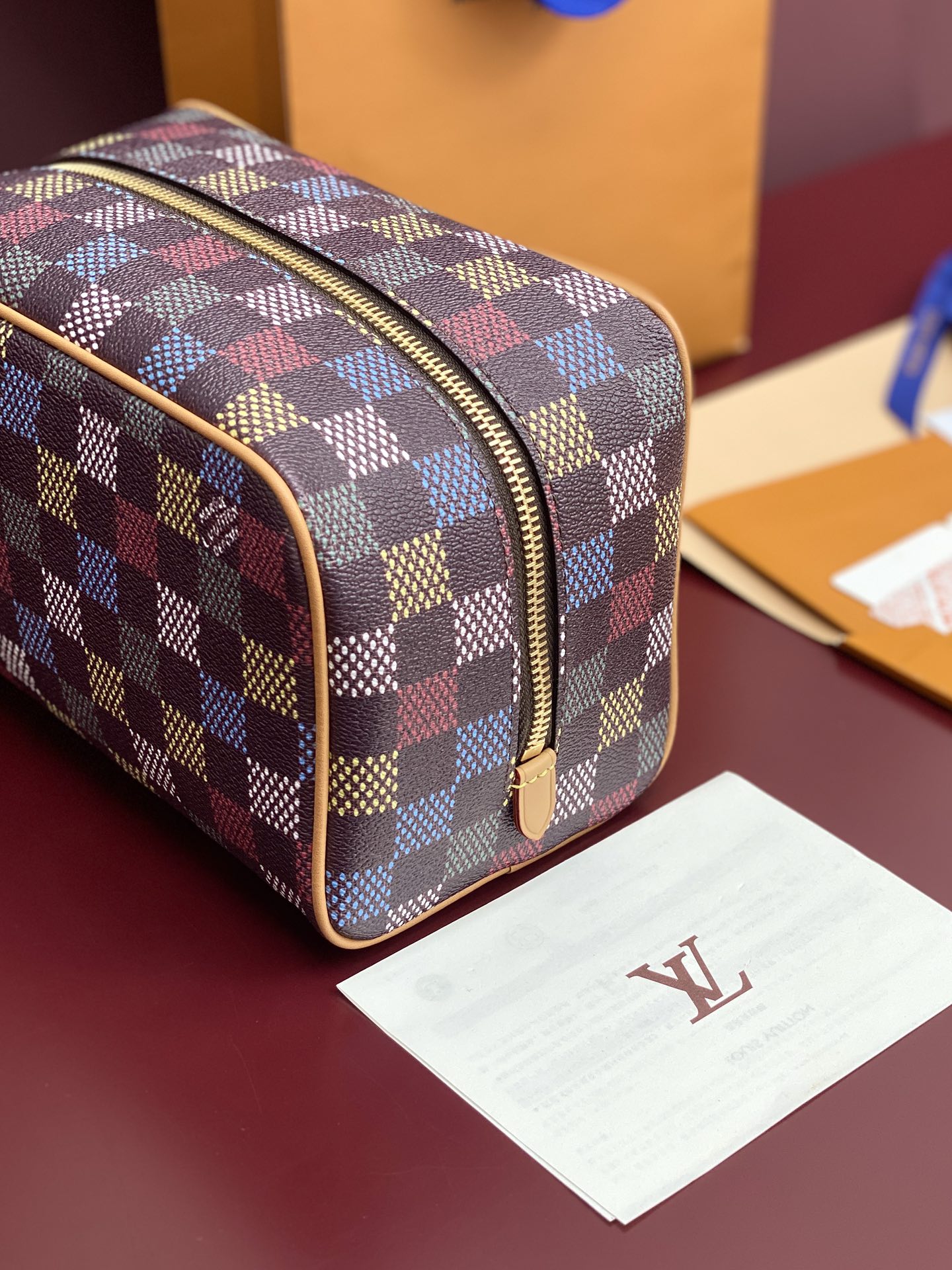 顶级原单 N00151 芯片版!LOCKER DOPP KIT 盥洗袋、LOCKER DOPP KIT 盥洗袋由 LVers Damier Ebene 帆布制成,彩色格纹仿佛绘制在 Damier Ebene 图案之上。手柄由牛皮革制成,袋体配有可拆卸的球形 LVERS UNITED 吊饰。搭配宽敞的拉链口和可洗涤的织物内衬,适合收纳洗护用品。
13 x 12 x 23 厘米
(高 x 宽 x 长度)。