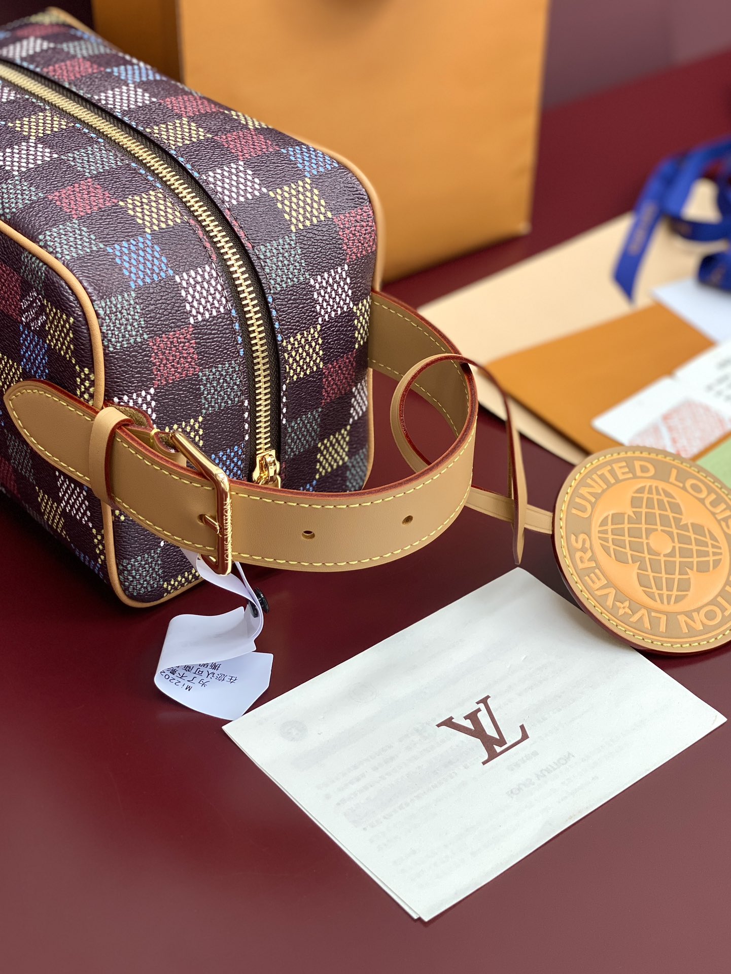 顶级原单 N00151 芯片版!LOCKER DOPP KIT 盥洗袋、LOCKER DOPP KIT 盥洗袋由 LVers Damier Ebene 帆布制成,彩色格纹仿佛绘制在 Damier Ebene 图案之上。手柄由牛皮革制成,袋体配有可拆卸的球形 LVERS UNITED 吊饰。搭配宽敞的拉链口和可洗涤的织物内衬,适合收纳洗护用品。
13 x 12 x 23 厘米
(高 x 宽 x 长度)。