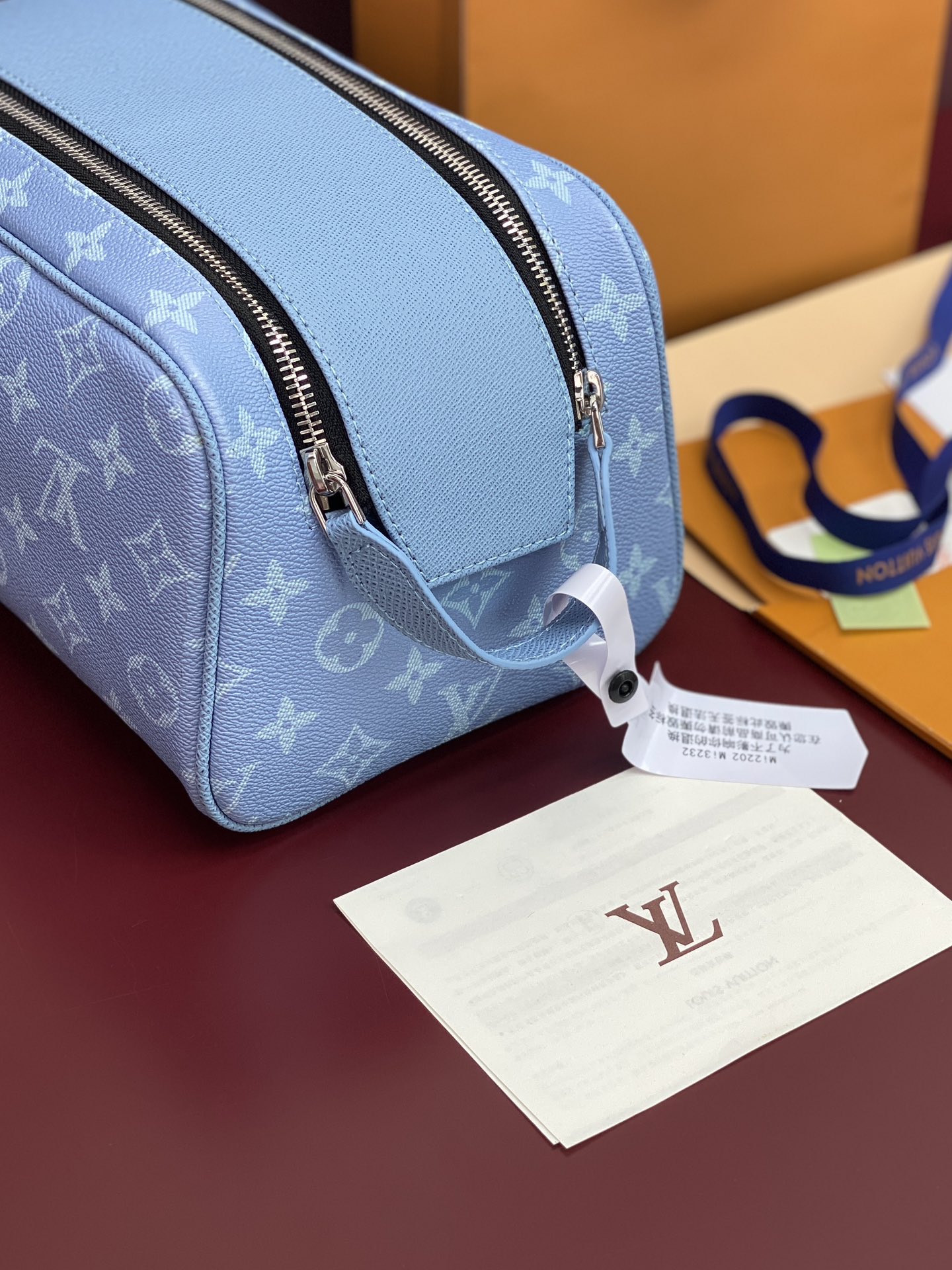 顶级原单 M14125 天空蓝!芯片版、DOPP KIT 盥洗袋!本款 Dopp Kit 盥洗袋为 Monogram 涂层帆布和 Taïga 牛皮革浸染清新色调,巧妙道出 Taïgarama 系列身份。双拉链开合实现稳妥收纳,广口设计便于取放物品。
15 x 16.5 x 28 厘米
(高 x 宽 x 长度)。