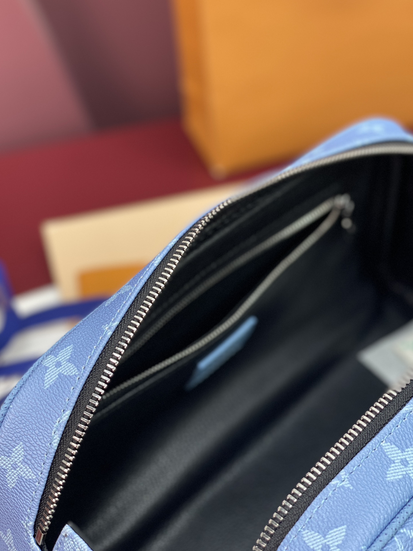 顶级原单 M14125 天空蓝!芯片版、DOPP KIT 盥洗袋!本款 Dopp Kit 盥洗袋为 Monogram 涂层帆布和 Taïga 牛皮革浸染清新色调,巧妙道出 Taïgarama 系列身份。双拉链开合实现稳妥收纳,广口设计便于取放物品。
15 x 16.5 x 28 厘米
(高 x 宽 x 长度)。