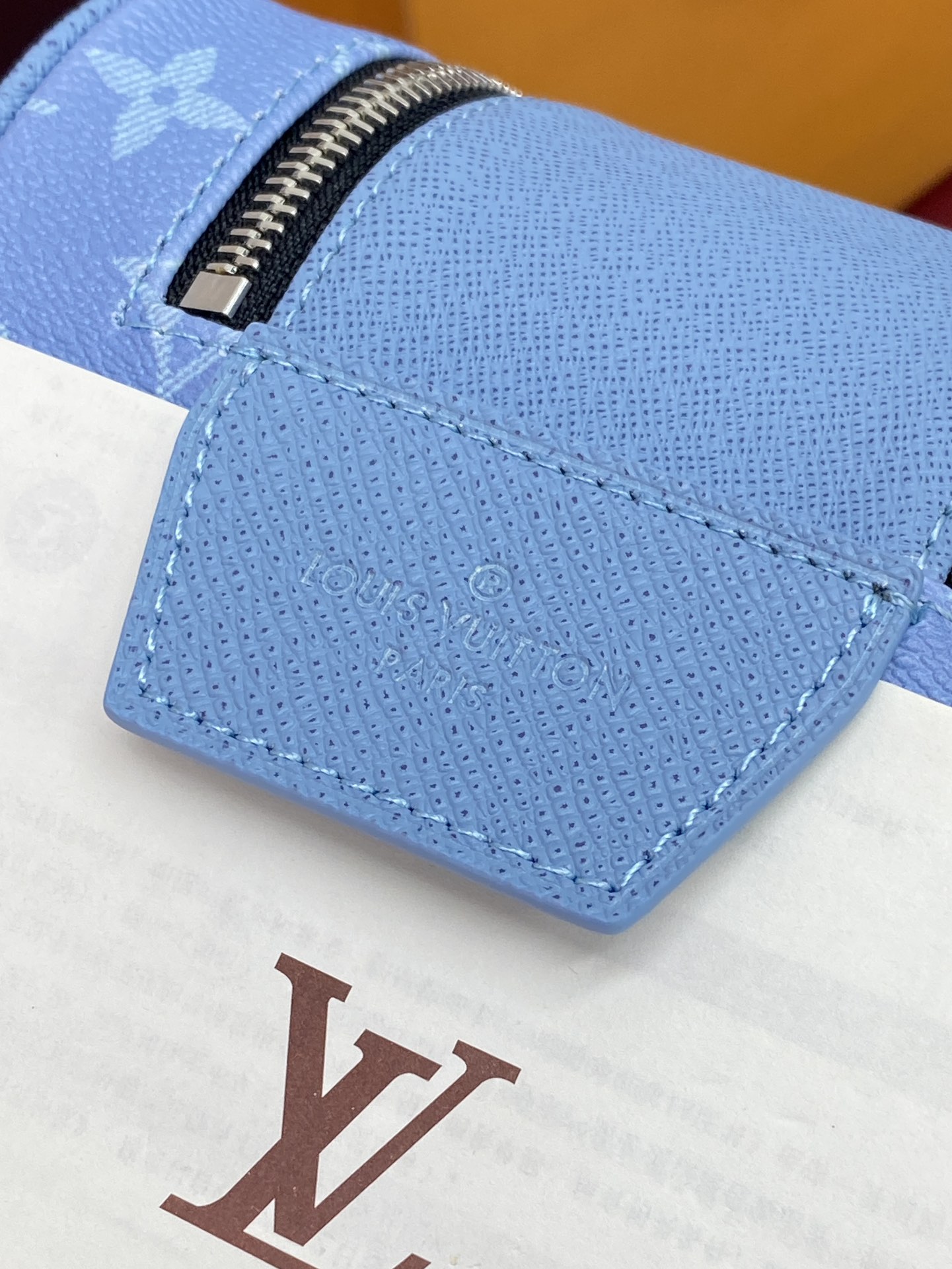 顶级原单 M14125 天空蓝!芯片版、DOPP KIT 盥洗袋!本款 Dopp Kit 盥洗袋为 Monogram 涂层帆布和 Taïga 牛皮革浸染清新色调,巧妙道出 Taïgarama 系列身份。双拉链开合实现稳妥收纳,广口设计便于取放物品。
15 x 16.5 x 28 厘米
(高 x 宽 x 长度)。