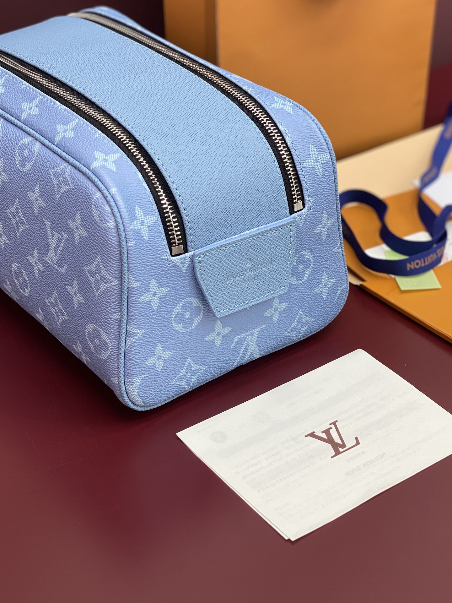 顶级原单 M14125 天空蓝!芯片版、DOPP KIT 盥洗袋!本款 Dopp Kit 盥洗袋为 Monogram 涂层帆布和 Taïga 牛皮革浸染清新色调,巧妙道出 Taïgarama 系列身份。双拉链开合实现稳妥收纳,广口设计便于取放物品。
15 x 16.5 x 28 厘米
(高 x 宽 x 长度)。