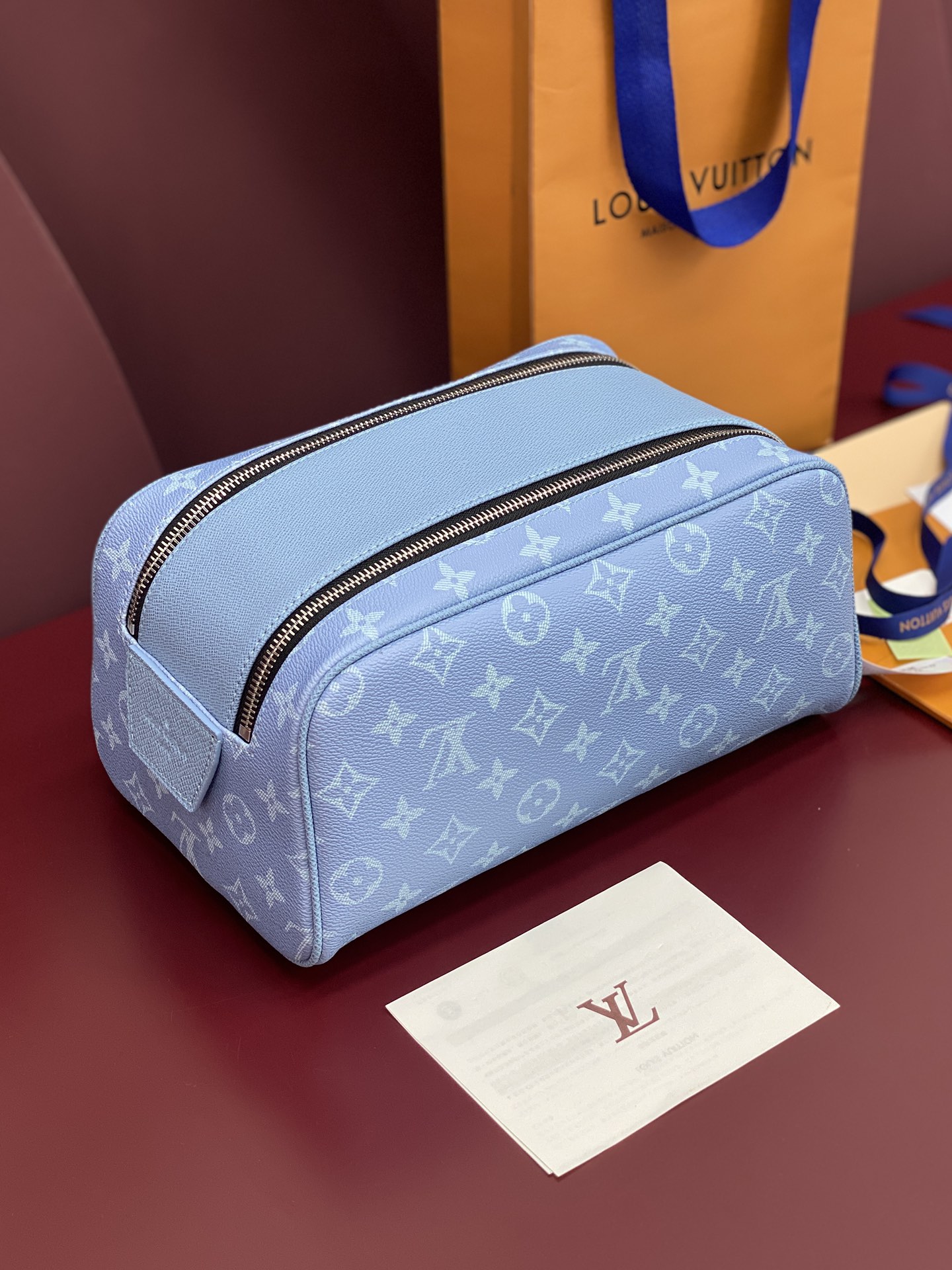 顶级原单 M14125 天空蓝!芯片版、DOPP KIT 盥洗袋!本款 Dopp Kit 盥洗袋为 Monogram 涂层帆布和 Taïga 牛皮革浸染清新色调,巧妙道出 Taïgarama 系列身份。双拉链开合实现稳妥收纳,广口设计便于取放物品。
15 x 16.5 x 28 厘米
(高 x 宽 x 长度)。