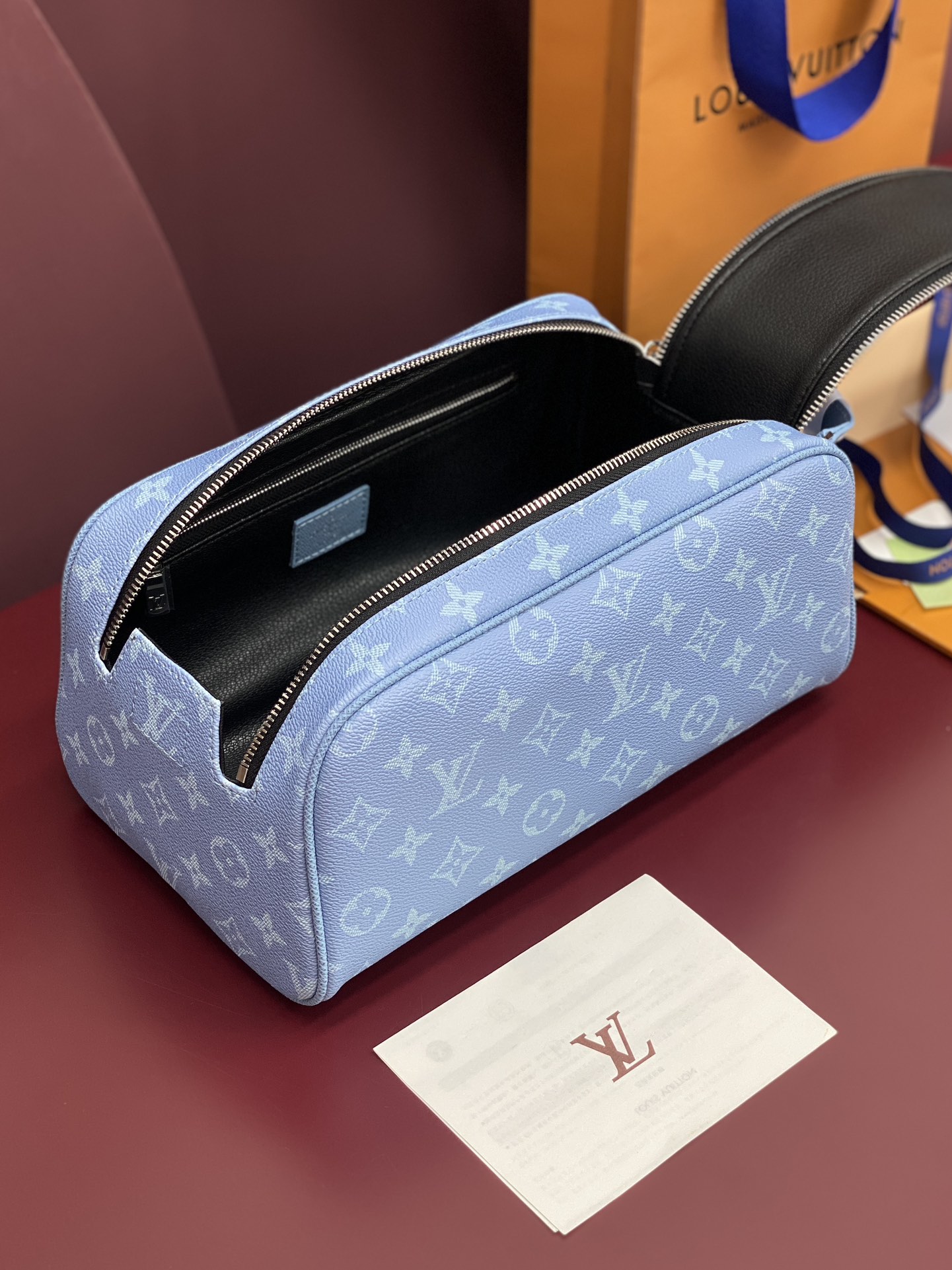 顶级原单 M14125 天空蓝!芯片版、DOPP KIT 盥洗袋!本款 Dopp Kit 盥洗袋为 Monogram 涂层帆布和 Taïga 牛皮革浸染清新色调,巧妙道出 Taïgarama 系列身份。双拉链开合实现稳妥收纳,广口设计便于取放物品。
15 x 16.5 x 28 厘米
(高 x 宽 x 长度)。