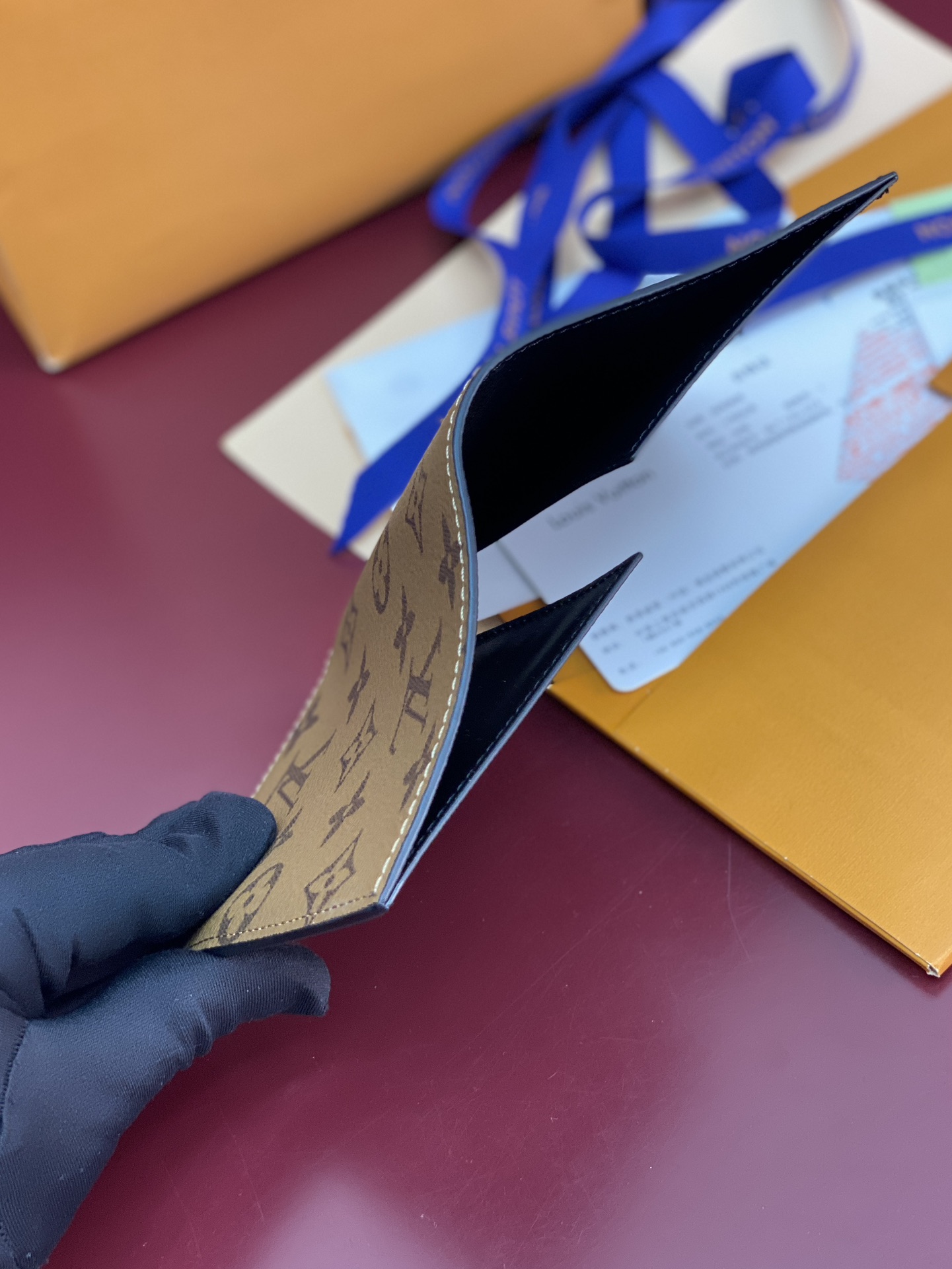顶级原单 M64502 黄花！护照套、现代旅行者的心仪配饰，此款涂层帆布材质的护照封套是时尚感与实用性的结合。配有四个信用卡插槽与两个便利口袋，快捷取用护照。10 x 14 x 2.5 厘米
(长度 x 高 x 宽）