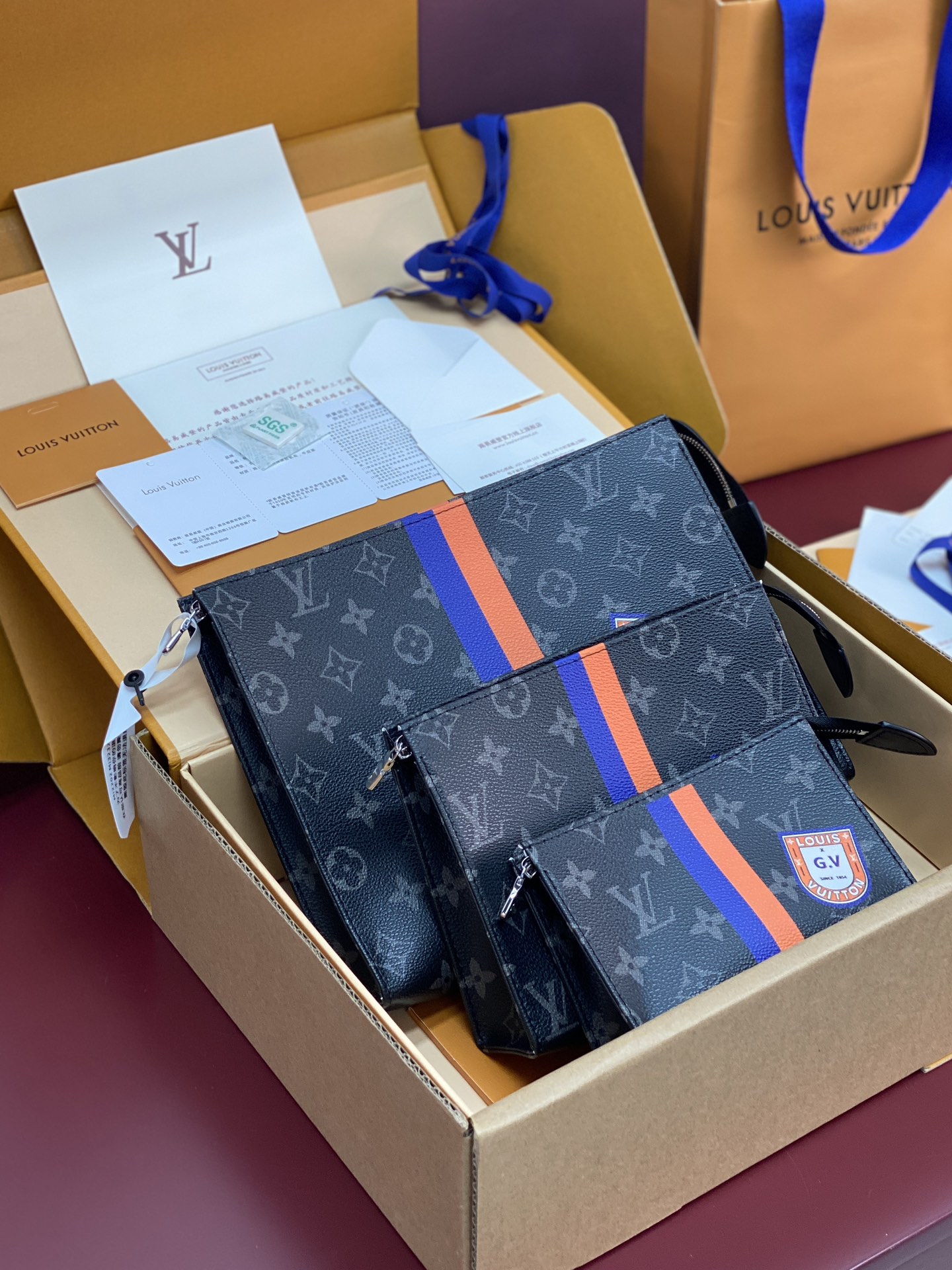 NO:672276,Upgraded version 7 black flower!  Chip version, TRIO MON MONOGRAM toiletry bag!  This Trio toiletry bag from the Mon Monogram series offers organized storage with clutches in different sizes, and features a washable lining and wide-mouth opening and closing for functionality. The Monogram canvas can be embellished with colorful stripes, exclusive letters and archive-style branding prints to create a personalized style. 20 x 5.5 x 25 cm (H x W x L)., LV wallet, louis vuitton, wallets, handbag19860909升级版本7黑花！芯片版、TRIO MON MONOGRAM 盥洗袋！本款 Trio 盥洗袋出自 Mon Monogram 系列,借尺寸各异的手拿包实现有序收纳,再以可洗涤内衬与广口式开合道出功能考量.可为 Monogram 帆布随心添缀缤纷条纹、专属字母及典藏风格品牌印花,打造个性风范. 20 x 5.5 x 25 厘米 (高 x 宽 x 长度).,LV钱包,louis vuitton,wallets,handbag,欧美剧