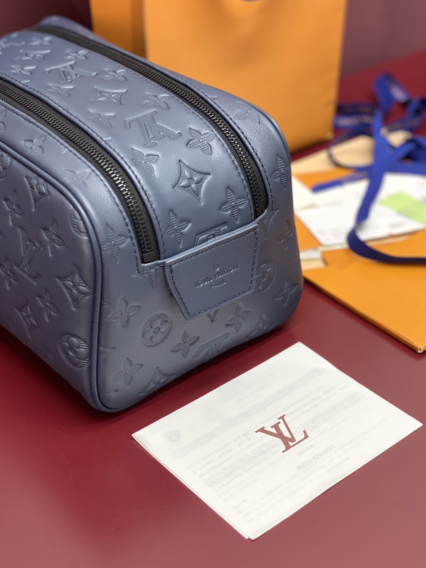 顶级原单 M12645 新压花蓝!Dopp Kit、這款Dopp Kit男士梳洗包以Monogram Shadow牛皮演繹經典款式,尺寸適中,可完美裝載梳洗用品。梳洗包採用大型雙拉鏈開口設計,方便存取洗漱用品,更配有可洗襯裡。兩條拉鏈以手柄連接,可輕易掛於浴室掛鉤。
28 x 15 x 16.5 厘米
(長度 x 高度 x 闊度)