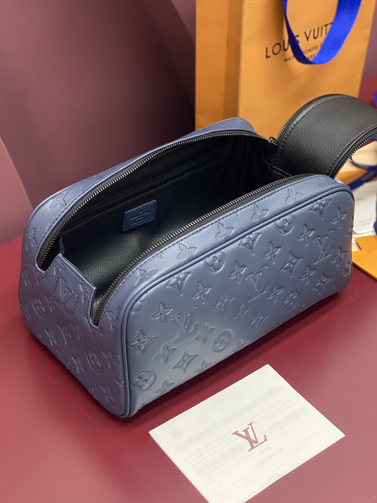 顶级原单 M12645 新压花蓝!Dopp Kit、這款Dopp Kit男士梳洗包以Monogram Shadow牛皮演繹經典款式,尺寸適中,可完美裝載梳洗用品。梳洗包採用大型雙拉鏈開口設計,方便存取洗漱用品,更配有可洗襯裡。兩條拉鏈以手柄連接,可輕易掛於浴室掛鉤。
28 x 15 x 16.5 厘米
(長度 x 高度 x 闊度)
