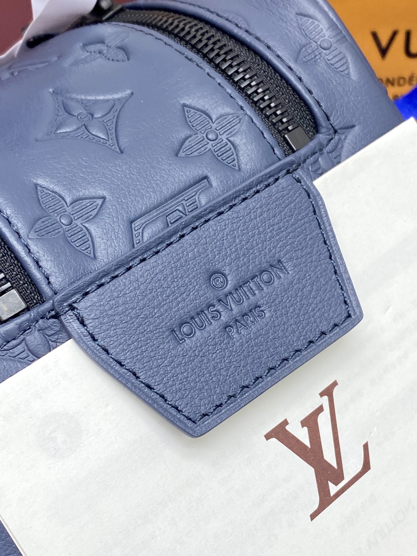 顶级原单 M12645 新压花蓝!Dopp Kit、這款Dopp Kit男士梳洗包以Monogram Shadow牛皮演繹經典款式,尺寸適中,可完美裝載梳洗用品。梳洗包採用大型雙拉鏈開口設計,方便存取洗漱用品,更配有可洗襯裡。兩條拉鏈以手柄連接,可輕易掛於浴室掛鉤。
28 x 15 x 16.5 厘米
(長度 x 高度 x 闊度)