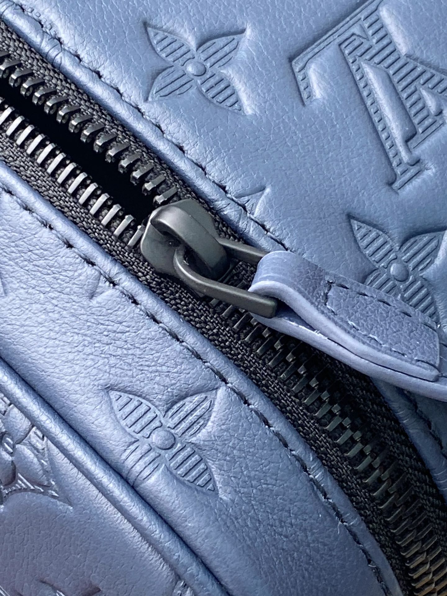 顶级原单 M12645 新压花蓝!Dopp Kit、這款Dopp Kit男士梳洗包以Monogram Shadow牛皮演繹經典款式,尺寸適中,可完美裝載梳洗用品。梳洗包採用大型雙拉鏈開口設計,方便存取洗漱用品,更配有可洗襯裡。兩條拉鏈以手柄連接,可輕易掛於浴室掛鉤。
28 x 15 x 16.5 厘米
(長度 x 高度 x 闊度)