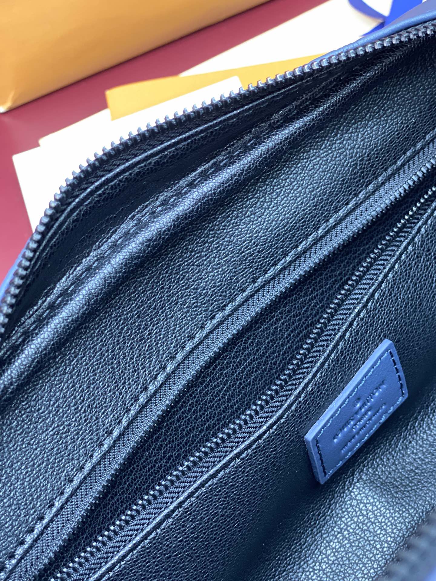 顶级原单 M12645 新压花蓝!Dopp Kit、這款Dopp Kit男士梳洗包以Monogram Shadow牛皮演繹經典款式,尺寸適中,可完美裝載梳洗用品。梳洗包採用大型雙拉鏈開口設計,方便存取洗漱用品,更配有可洗襯裡。兩條拉鏈以手柄連接,可輕易掛於浴室掛鉤。
28 x 15 x 16.5 厘米
(長度 x 高度 x 闊度)
