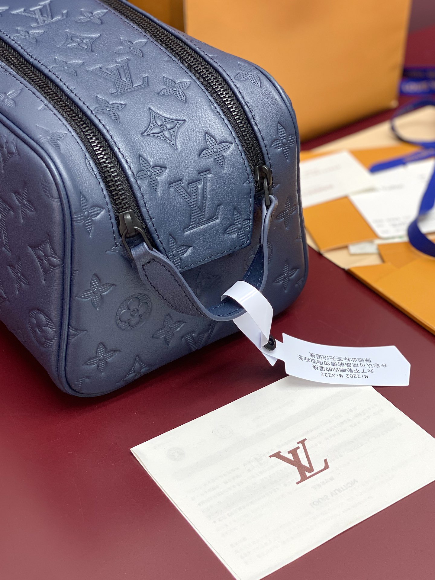 顶级原单 M12645 新压花蓝!Dopp Kit、這款Dopp Kit男士梳洗包以Monogram Shadow牛皮演繹經典款式,尺寸適中,可完美裝載梳洗用品。梳洗包採用大型雙拉鏈開口設計,方便存取洗漱用品,更配有可洗襯裡。兩條拉鏈以手柄連接,可輕易掛於浴室掛鉤。
28 x 15 x 16.5 厘米
(長度 x 高度 x 闊度)