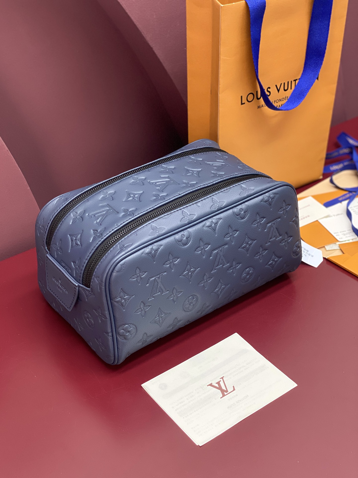 顶级原单 M12645 新压花蓝!Dopp Kit、這款Dopp Kit男士梳洗包以Monogram Shadow牛皮演繹經典款式,尺寸適中,可完美裝載梳洗用品。梳洗包採用大型雙拉鏈開口設計,方便存取洗漱用品,更配有可洗襯裡。兩條拉鏈以手柄連接,可輕易掛於浴室掛鉤。
28 x 15 x 16.5 厘米
(長度 x 高度 x 闊度)