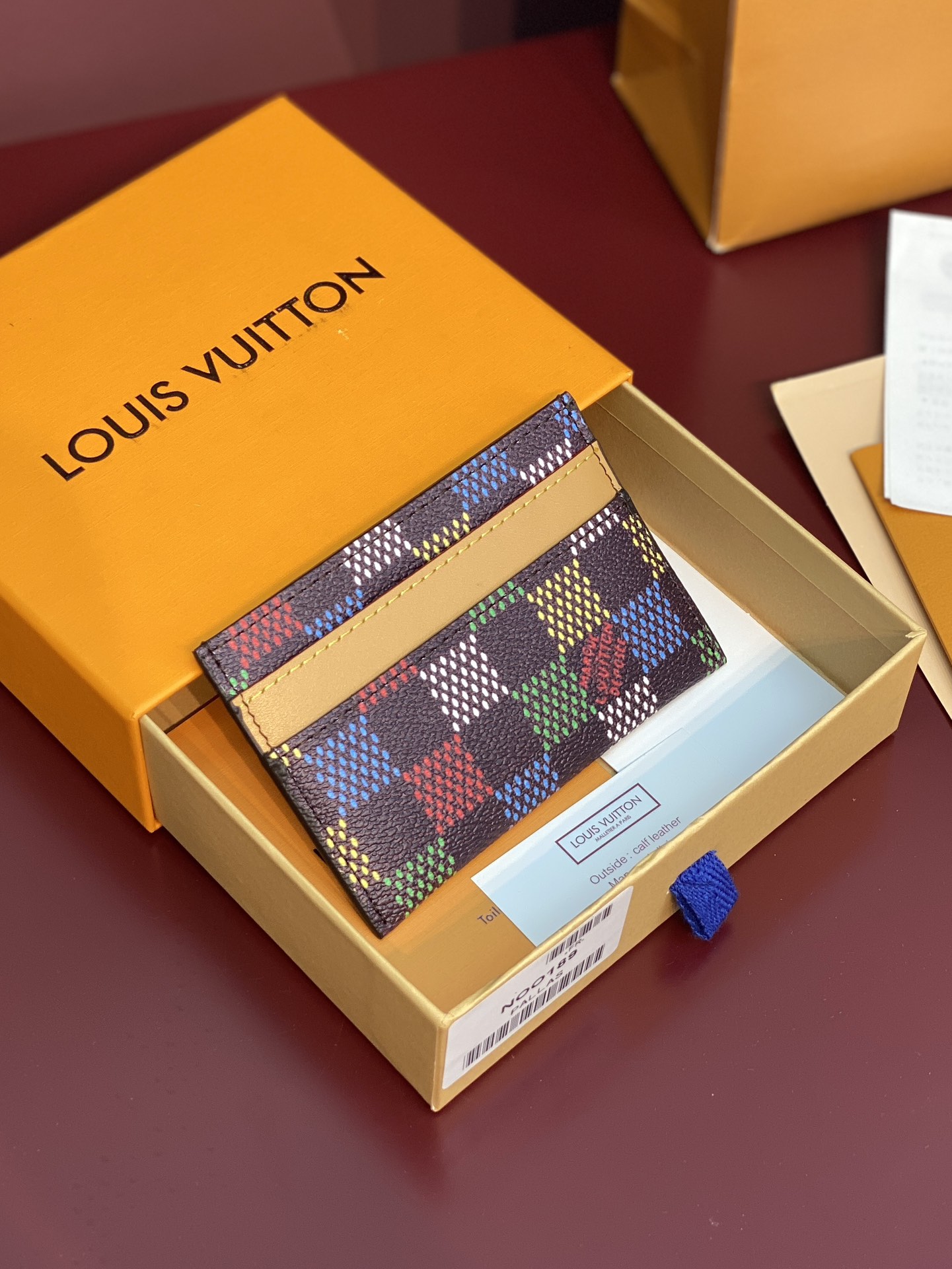 NO:339405,Super N00189 card holder!  This wallet is made of LVers Damier denim, and Pharrell Williams is creatively made of large-sized checkered patterns. One of the squares is embellished with the “Marque Louis Vuitton Déposé” logo. The denim material gives this short wallet a unique touch!  Infused with bright lining and top cowhide leather stripes. Card mezzanine and central pockets can store credit cards, transportation cards and business cards. 7 x 1.5 x 11 cm (H x W x Leng)., LV wallet/cuff, louis vuitton,louis vuitton,versace,cowhide19860909特级 N00189 卡夹！这款钱夹以 LVers Damier 牛仔布制成,Pharrell Williams 创意采用大尺寸格纹.其中一个方格点缀 “Marque Louis Vuitton Déposé” 标识.牛仔布材质赋予这一短款钱夹以别样触感！以鲜明内衬和顶部牛皮革条纹注入别致新意.卡片夹层和中央口袋可收纳信用卡、交通卡和名片. 7 x 1.5 x 11 厘米 (高 x 宽 x 长度).,LV钱夹/手包,louis vuitton,louis vuitton,versace,cowhide,Bag