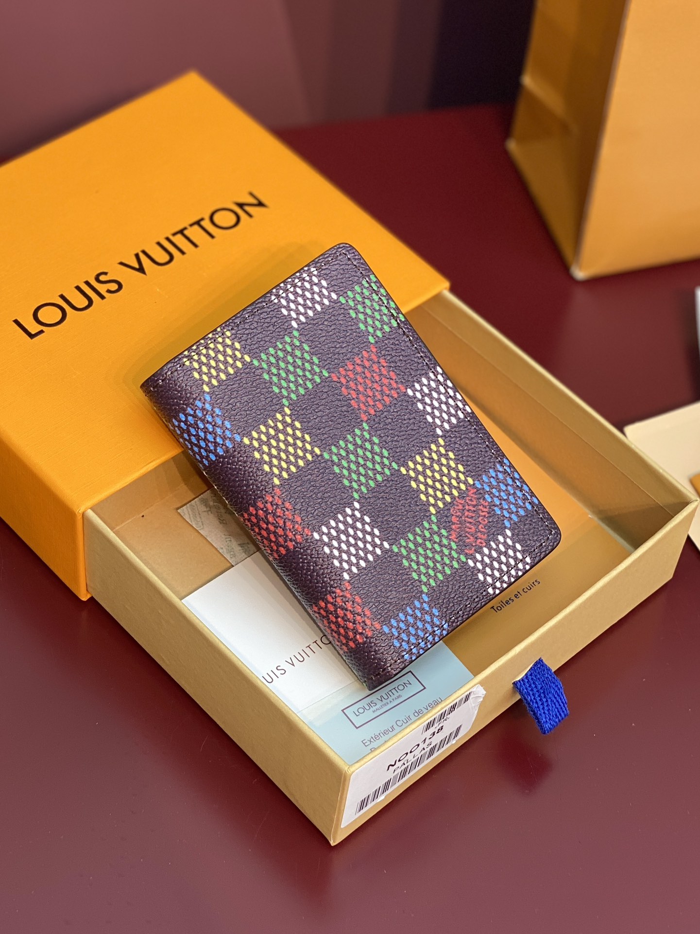 NO:339418,Super N00138 card bag!  This pocket wallet is made of LVers Damier denim, and Pharrell Williams is creatively made of large size plaids. The retro design of the plaid pattern presents a traditional style. 11.1 x 1 x 7.5 cm (height x width x length)., LV wallet/clip, louis vuitton, versace19860909特级 N00138 卡包！这款口袋钱夹以 LVers Damier 牛仔布制成,Pharrell Williams 创意采用大尺寸格纹.而格纹图案的复古设计又呈现出传统格调.11.1 x 1 x 7.5厘米 (高 x 宽 x 长度).,LV钱夹/手包,louis vuitton,versace,Bag