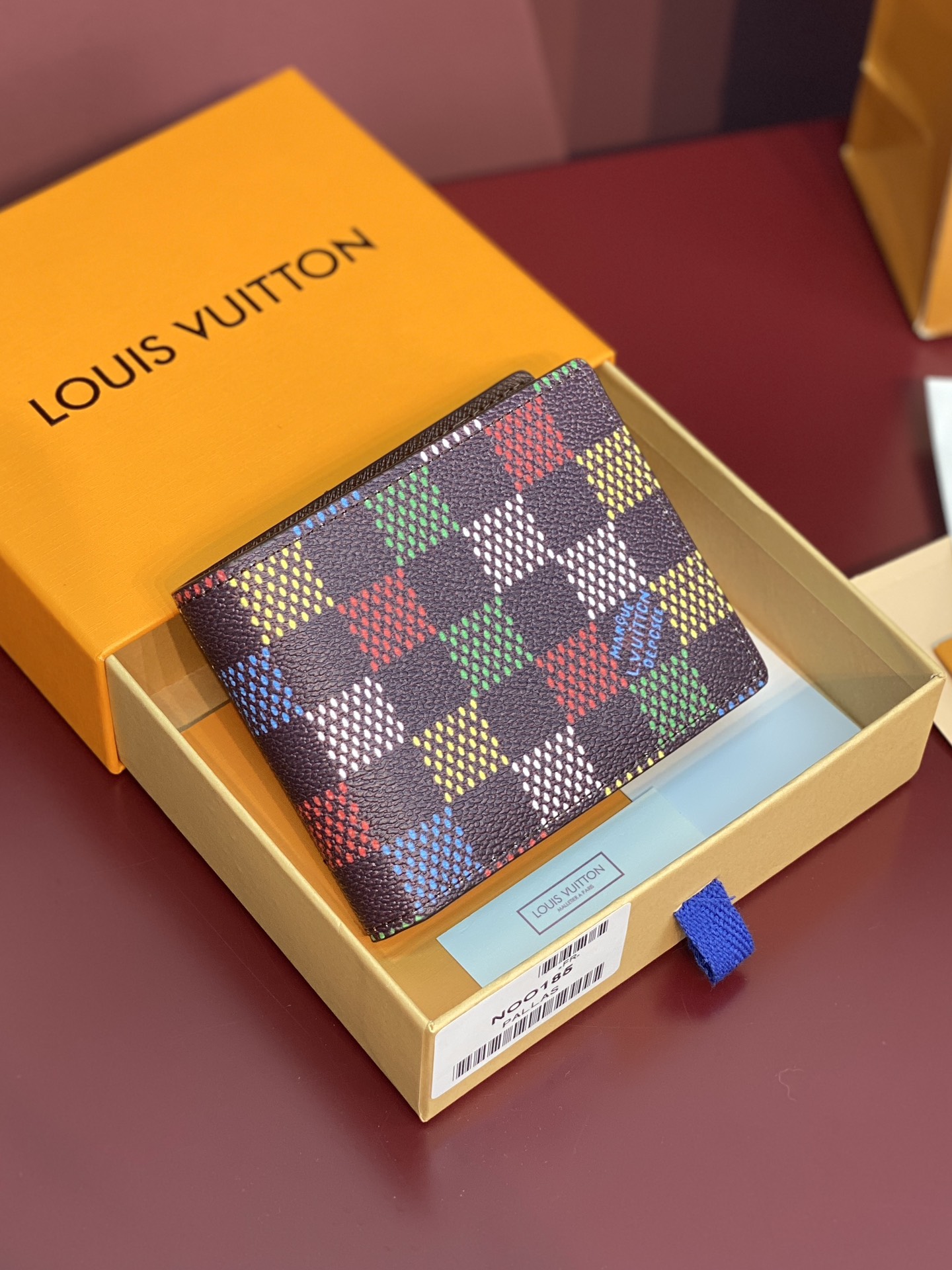 NO:339429,Super N00185 short clip!  Made of Monogram denim canvas, LVers Damier, with multiple pockets for credit cards, banknotes, invoices. 11.5 x 9 x 1.5 cm (length x height x width)., LV wallet/cuff, louis vuitton, versace, wallets19860909特级 N00185 短夹！这款Multiple 钱包采用 Monogram 牛仔帆布制造,LVers Damier、设有多个口袋,可供放置信用卡、纸币、发票.11.5 x 9 x 1.5 厘米 (长度 x 高 x 宽).,LV钱夹/手包,louis vuitton,versace,wallets,Bag