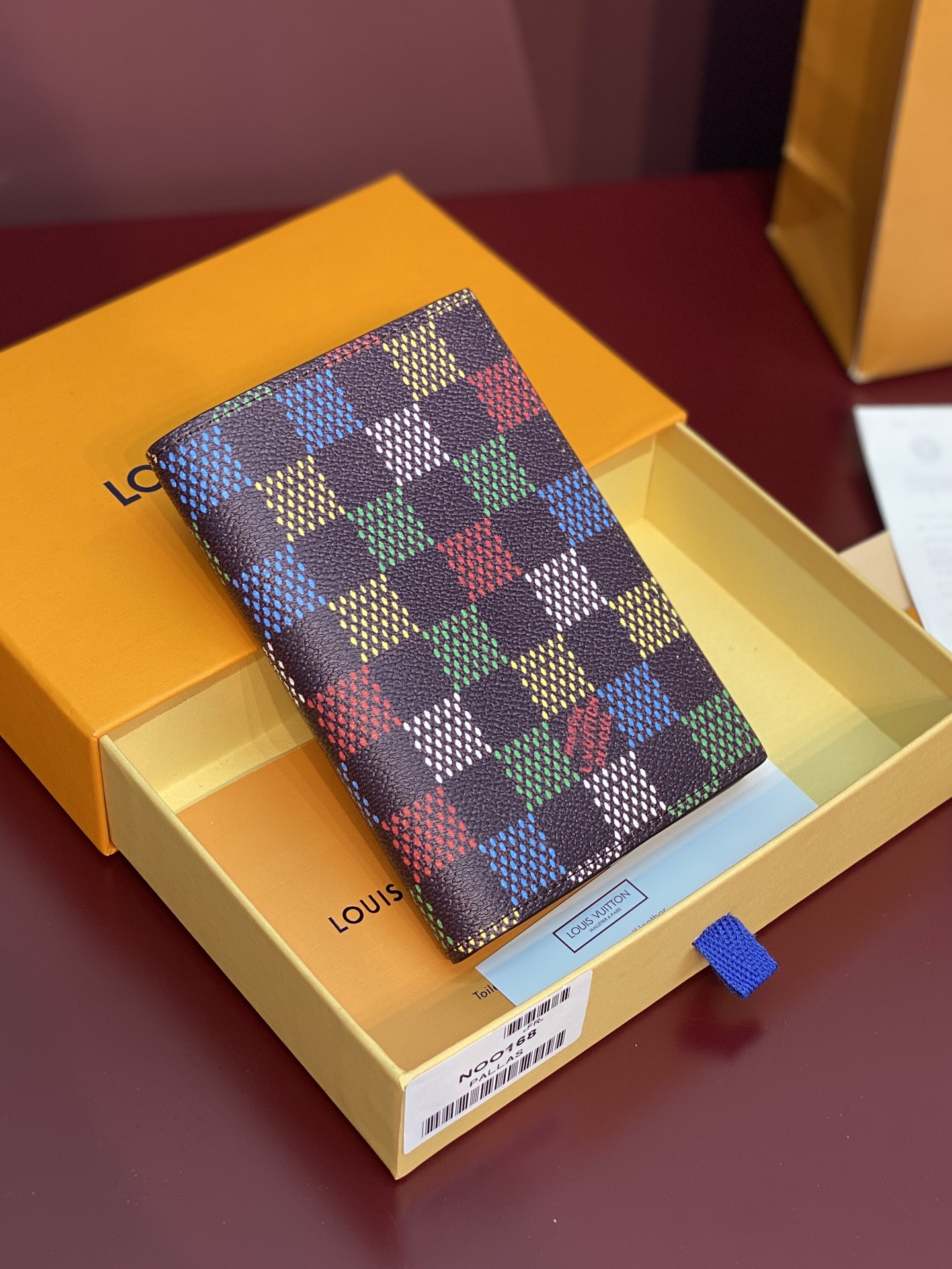 NO:339442,Super N00168 Passport clip! This brand's classic passport envelope is made of Damier Heritage coated canvas and is lined with the iconic Monogram canvas. The retro 