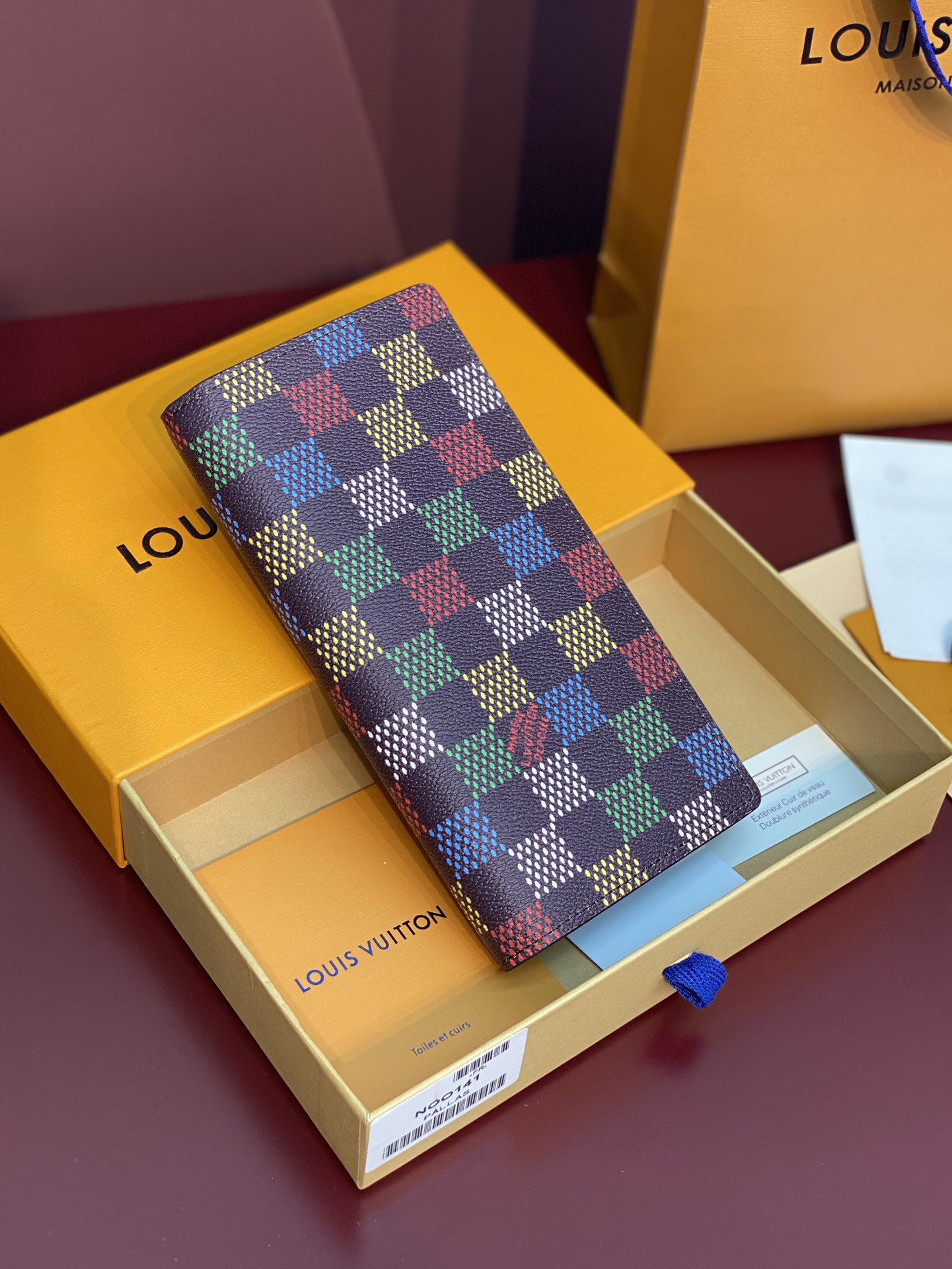 NO:339450,Special N00141 long clip! Brazza wallet! This brand’s iconic Brazza long wallet is made of LV Vers Damier Ebene coated canvas. Pharrell Williams reinterprets the classic Damier pattern with colorful designs, giving it a hand-painted plaid effect. The inner wallet is lined with leather lining, multiple business card mezzanine and compartment, and a zipper pocket for changing, which is more practical. 10 x 19 x 2 cm (length x height x width)., LV wallet/cuff, louis vuitton, versace19860909特级 N00141 长夹！Brazza 錢包！這款品牌標誌性的Brazza長型錢包以LV Vers Damier Ebene塗層帆布製造,Pharrell Williams以色彩繽紛的設計重新演繹經典的Damier圖案,呈現出手繪格紋效果.錢包內層配以皮革襯裡,設有多個名片夾層及隔層,並備有存放零錢的拉鏈口袋,倍添實用. 10 x 19 x 2 厘米 (長度 x 高度 x 闊度).,LV钱夹/手包,louis vuitton,versace,Bag