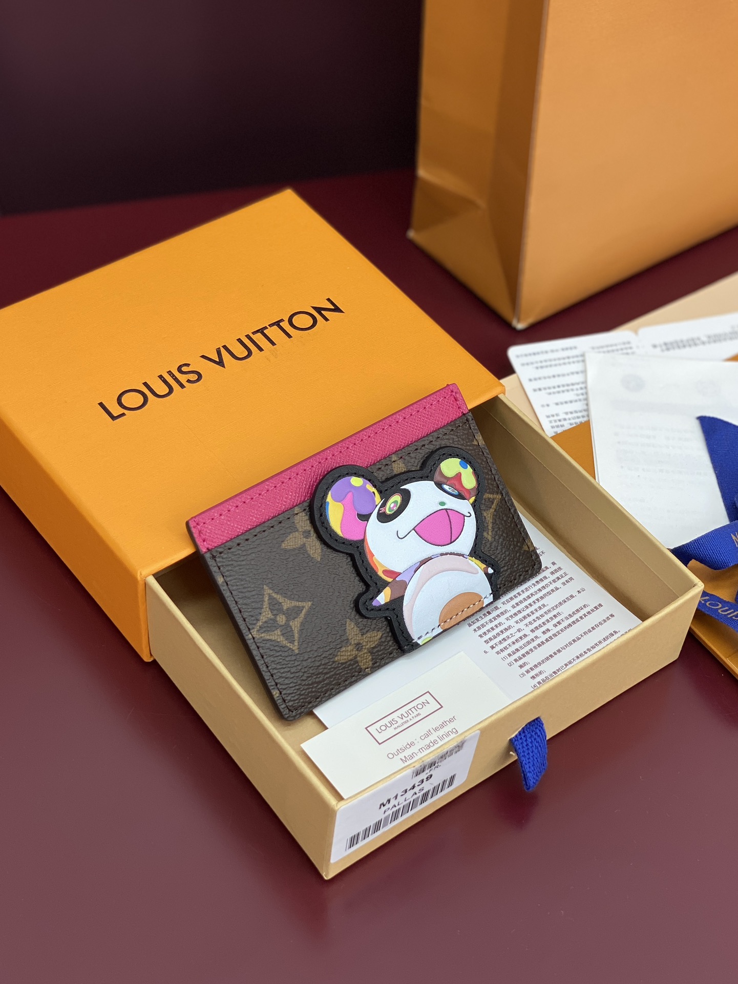 NO:339457,Super M13439 Bear!  This card clip is from the Louis Vuitton x Takashi Murakami reprint series. It is a Monogram pattern superimposed by the panda image written by Japanese artist Takashi Murakami, which is complemented by the bright and bright colors on the upper edge. The coated canvas cut out a smooth silhouette, and multiple compartments enable the orderly storage of cards and bills. 7 x 0.5 x 11 cm (height x width x length)., LV wallet/clip, louis vuitton, louis vuitton19860909特级 M13439 小熊！本款卡夹出自路易威登 x 村上隆再版系列,为 Monogram 图案叠加日本艺术家村上隆笔下的熊猫形象,与上缘的明丽亮彩交相辉映.涂层帆布裁出流畅廓形,多重隔层实现卡片和票据的有序收纳.7 x 0.5 x 11厘米 (高 x 宽 x 长度) .,LV钱夹/手包,louis vuitton,louis vuitton,Bag