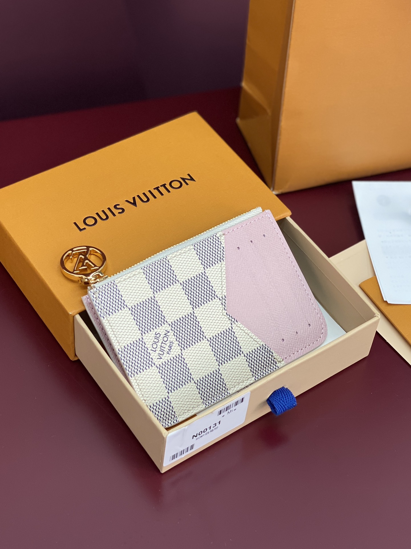 NO:339419,Special grade N00131 White grid!  Modern and versatile, Romy mailbox combines the simplicity of the mailbox with the practicality of a zipper-reinforced wallet, perfect for saving money, coins and receipts. This new model is meticulously crafted on single letter canvas and single letter back canvas with colorful leather lining and unique LV Circle zipper in gold metal. Dimensions: 12 x 8 x 0.8 cm., LV wallet/cuff, louis vuitton, wallets19860909特级 N00131 白格！现代和多功能,Romy邮筒将邮筒的简单性与拉链加固的钱包的实用性结合在一起,非常适合存钱,硬币和收据.这个新模型精心制作在单字画布和单字反面画布上,带有彩色皮革衬里和独特的LV Circle拉链,采用金色金属.尺寸:12 x 8 x 0.8 cm.,LV钱夹/手包,louis vuitton,wallets,Bag