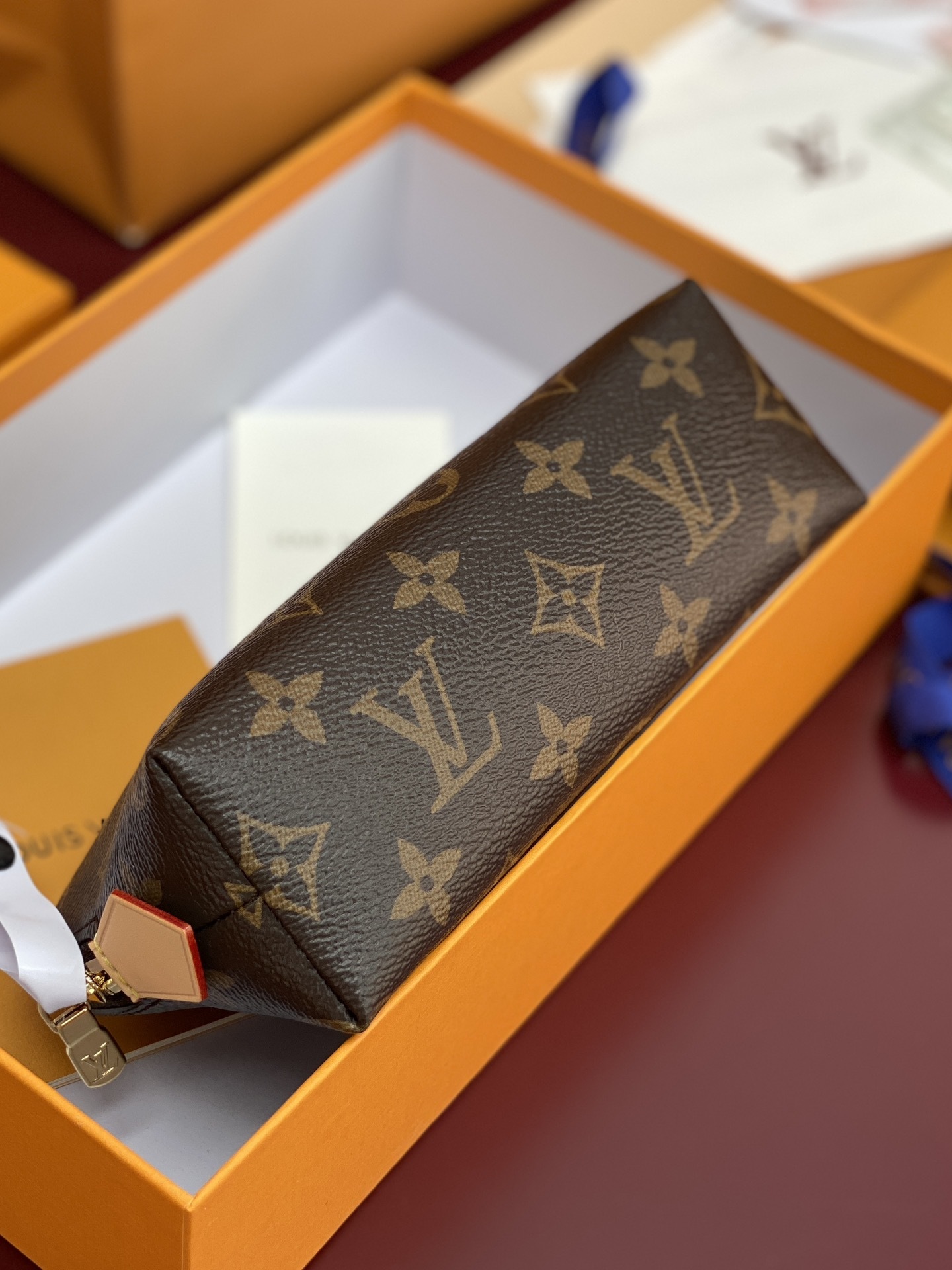 M47515樱桃!芯片片、本款小号化妆包出自路易威登 x 村上隆跨界合作复刻系列,以日本艺术家标志性的明