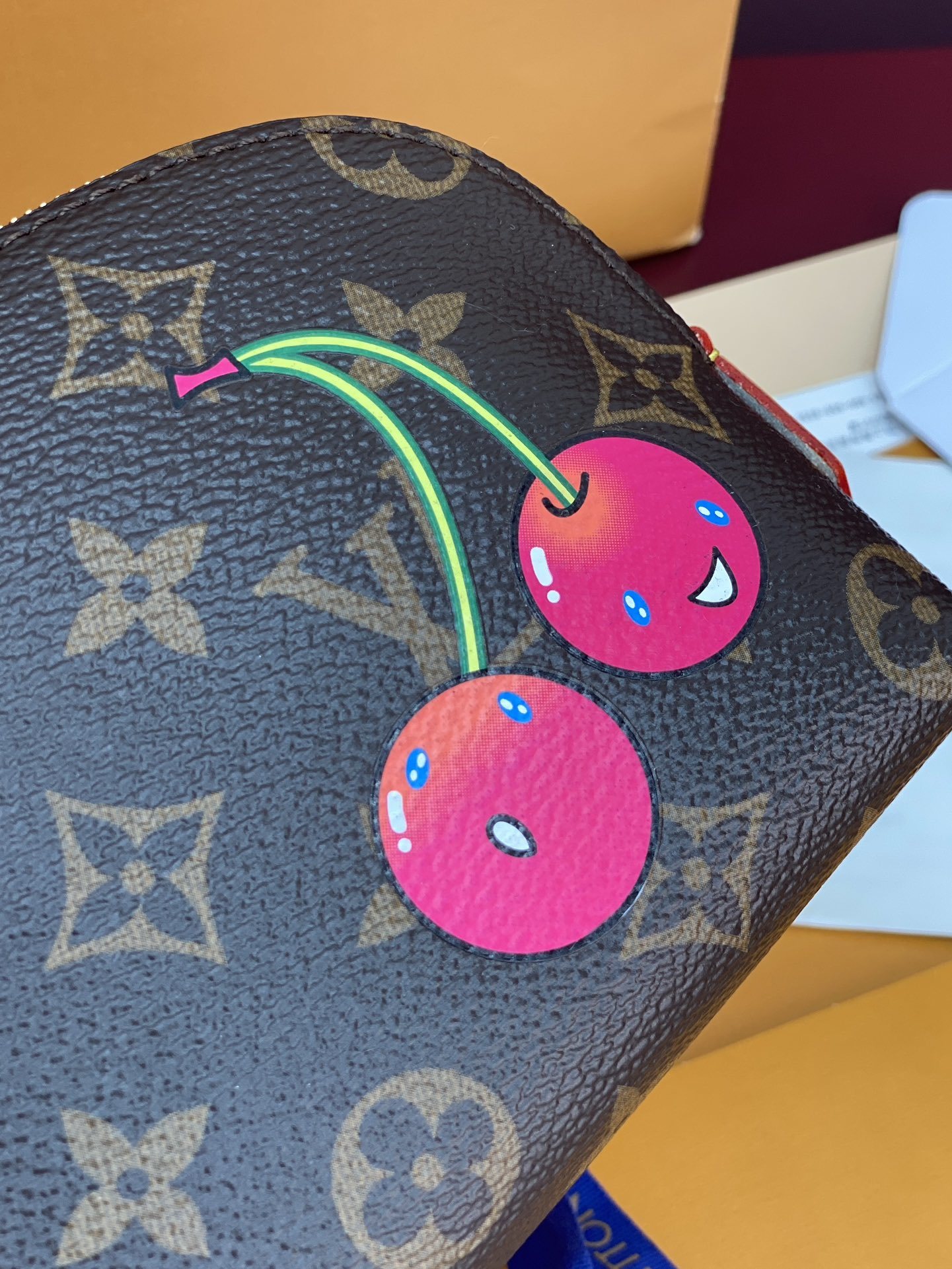 M47515樱桃!芯片片、本款小号化妆包出自路易威登 x 村上隆跨界合作复刻系列,以日本艺术家标志性的明