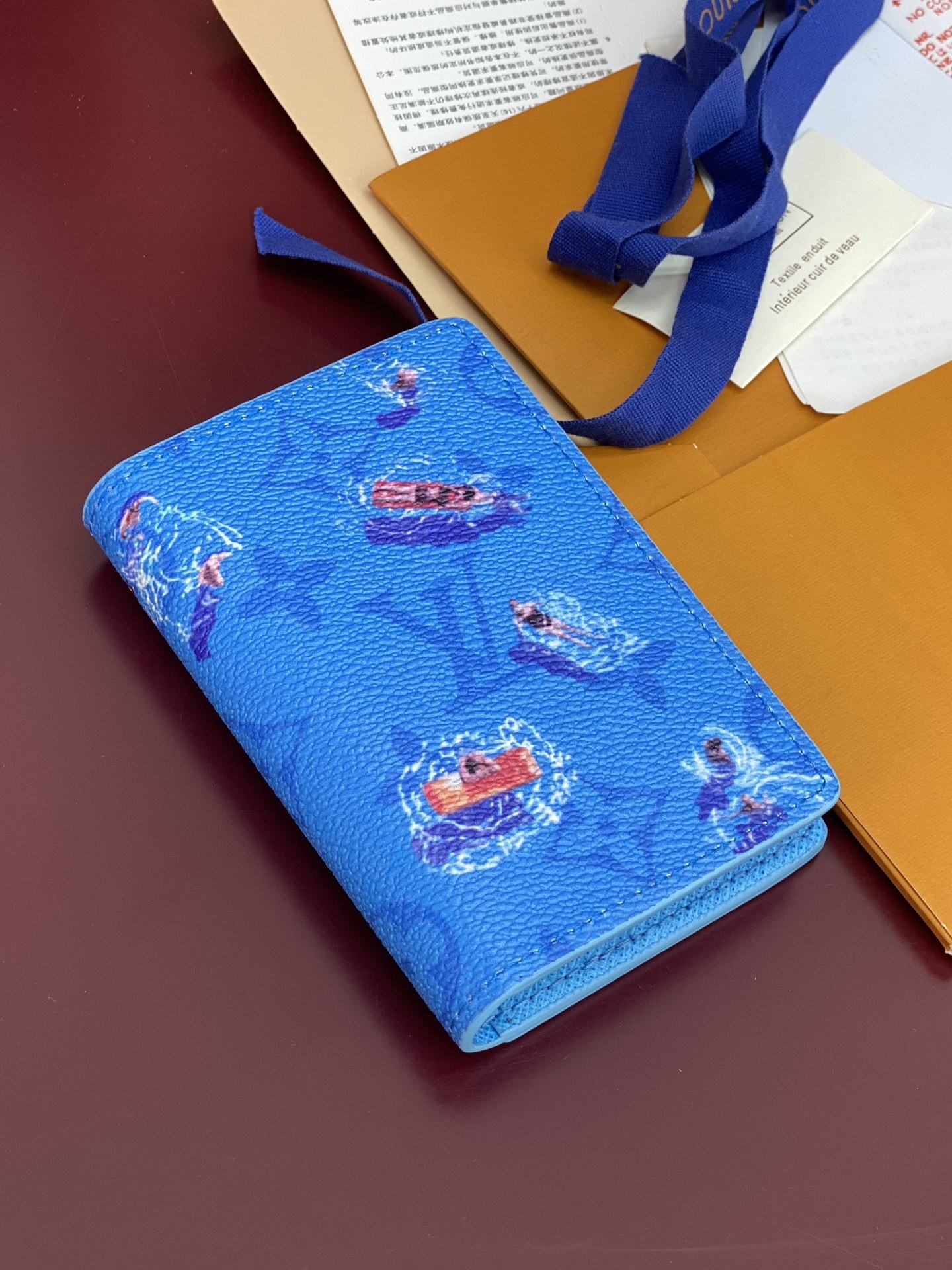 M14881 卡包!游泳蓝色!口袋钱夹、本款口袋钱夹取材 Colored Monogram 帆布,将写实