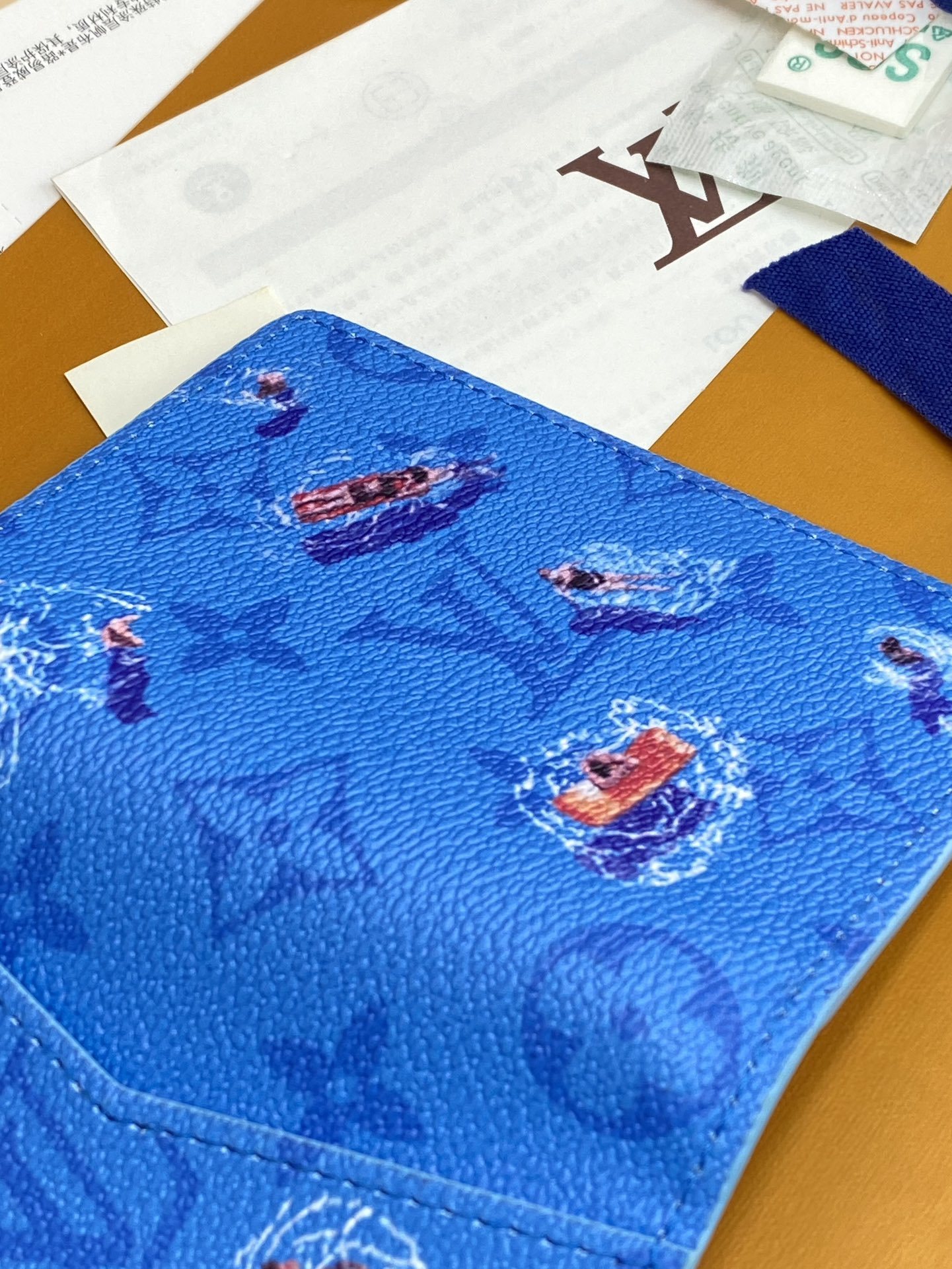 M14881 卡包!游泳蓝色!口袋钱夹、本款口袋钱夹取材 Colored Monogram 帆布,将写实