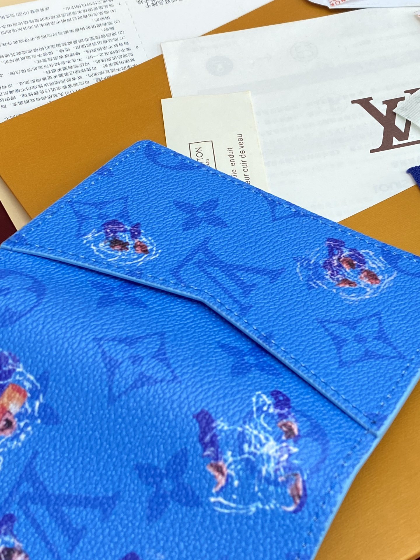 M14881 卡包!游泳蓝色!口袋钱夹、本款口袋钱夹取材 Colored Monogram 帆布,将写实