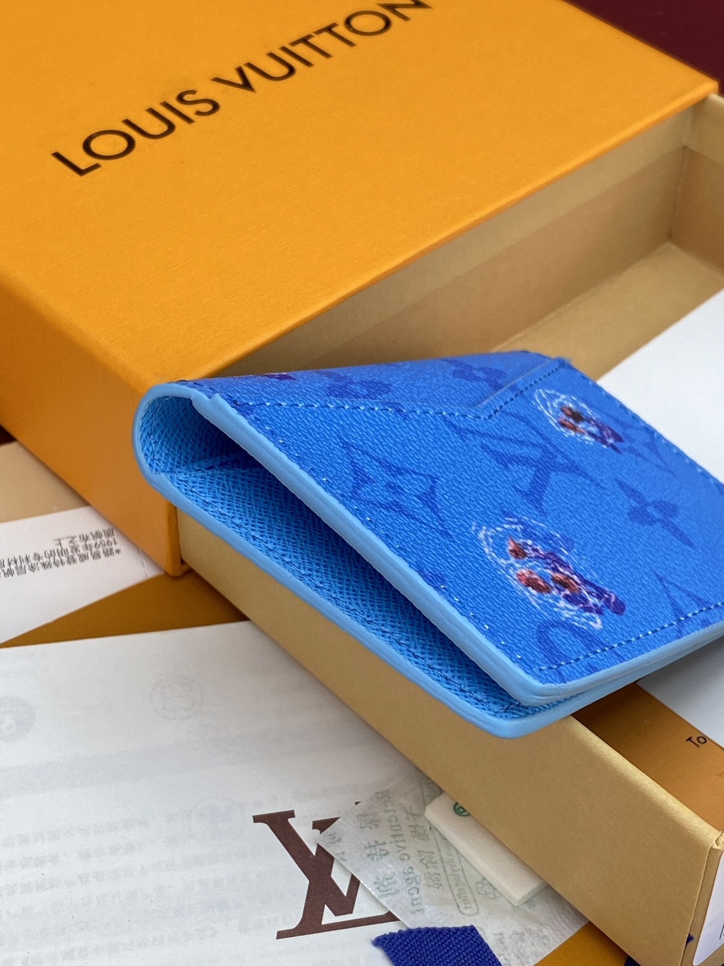 M14881 卡包!游泳蓝色!口袋钱夹、本款口袋钱夹取材 Colored Monogram 帆布,将写实