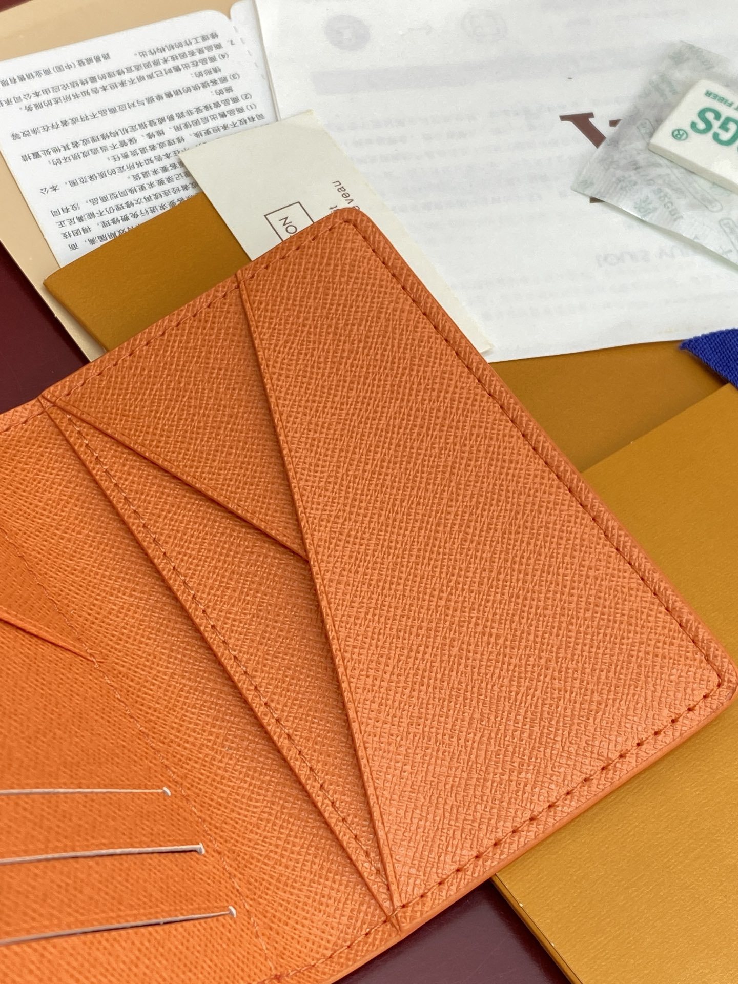 M14883 卡包!网球橙色!口袋钱夹、本款口袋钱夹取材 Colored Monogram 帆布,将写实