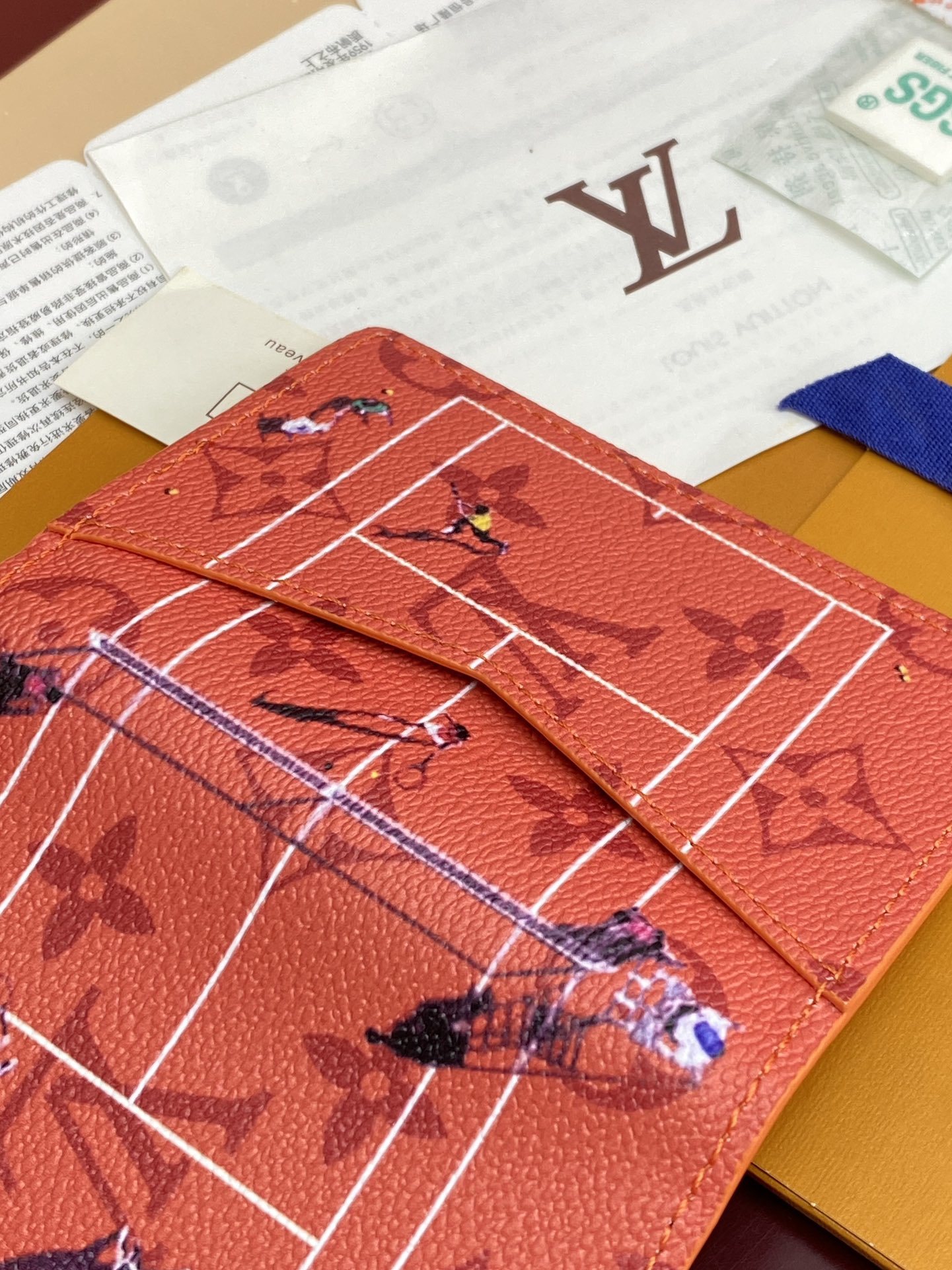 M14883 卡包!网球橙色!口袋钱夹、本款口袋钱夹取材 Colored Monogram 帆布,将写实