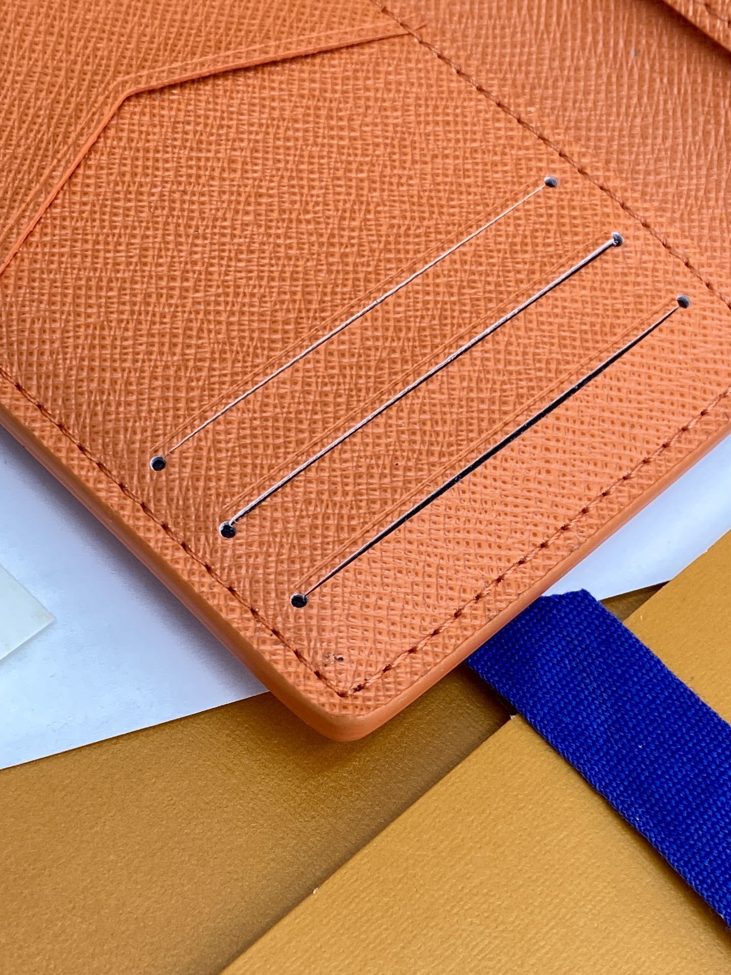 M14883 卡包!网球橙色!口袋钱夹、本款口袋钱夹取材 Colored Monogram 帆布,将写实