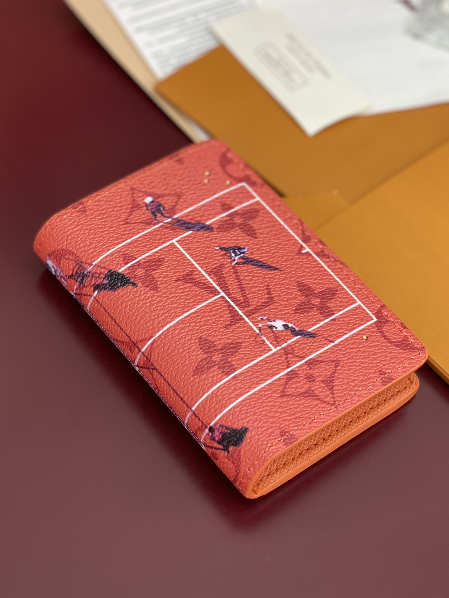 M14883 卡包!网球橙色!口袋钱夹、本款口袋钱夹取材 Colored Monogram 帆布,将写实