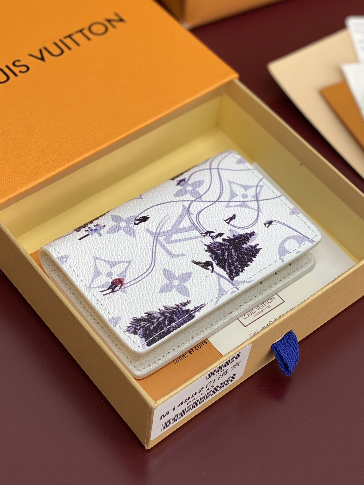 M14880 卡包!滑雪白色!口袋钱夹、本款口袋钱夹取材 Colored Monogram 帆布,将写实