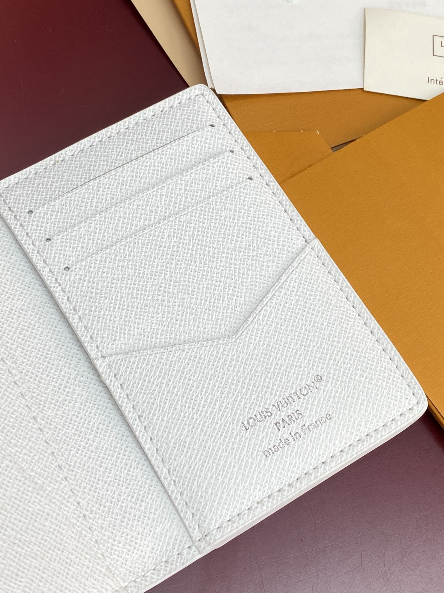 M14880 卡包!滑雪白色!口袋钱夹、本款口袋钱夹取材 Colored Monogram 帆布,将写实