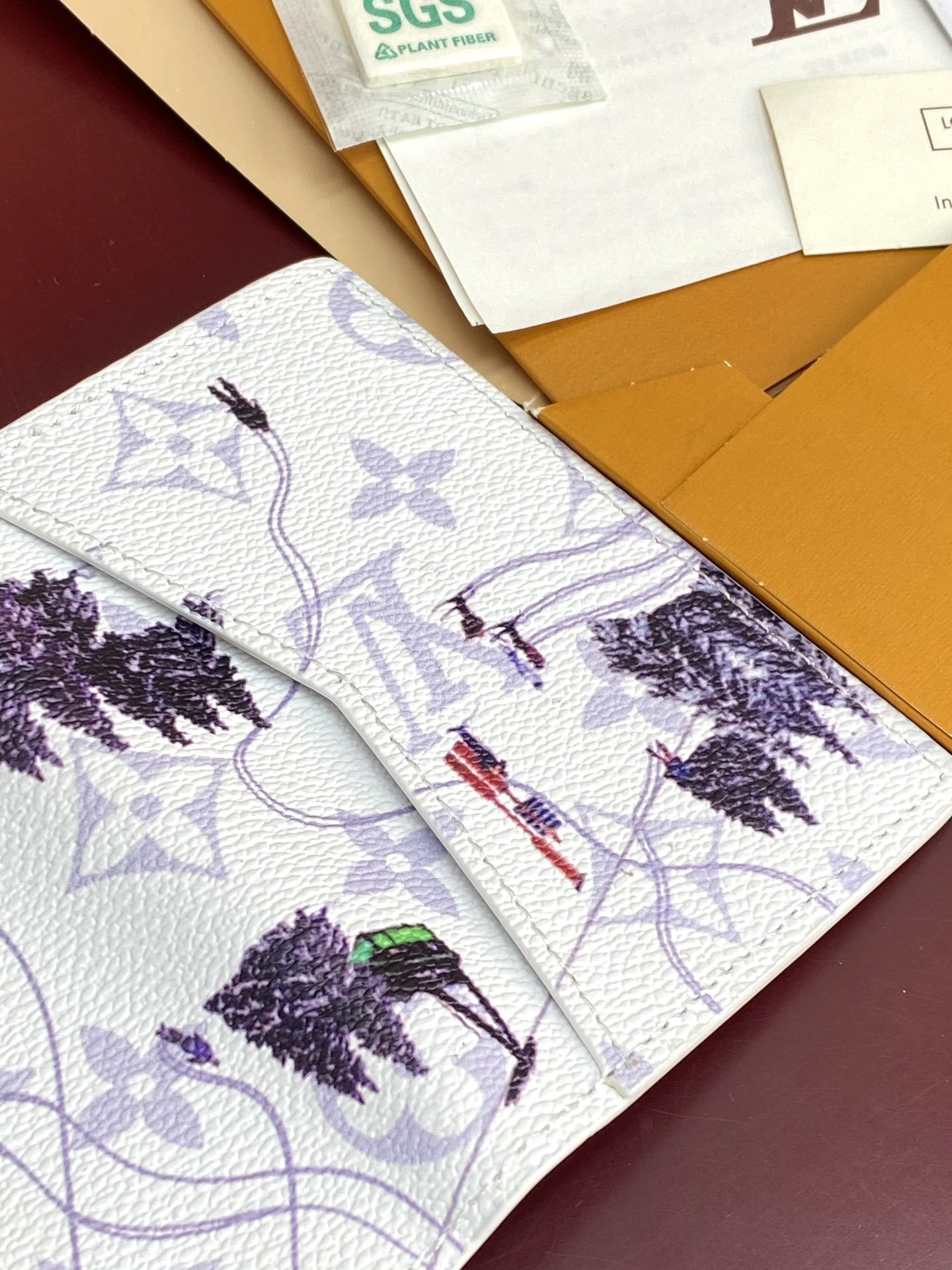 M14880 卡包!滑雪白色!口袋钱夹、本款口袋钱夹取材 Colored Monogram 帆布,将写实