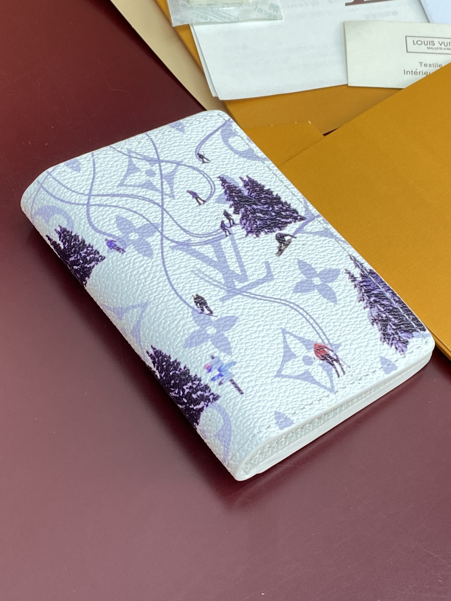 M14880 卡包!滑雪白色!口袋钱夹、本款口袋钱夹取材 Colored Monogram 帆布,将写实