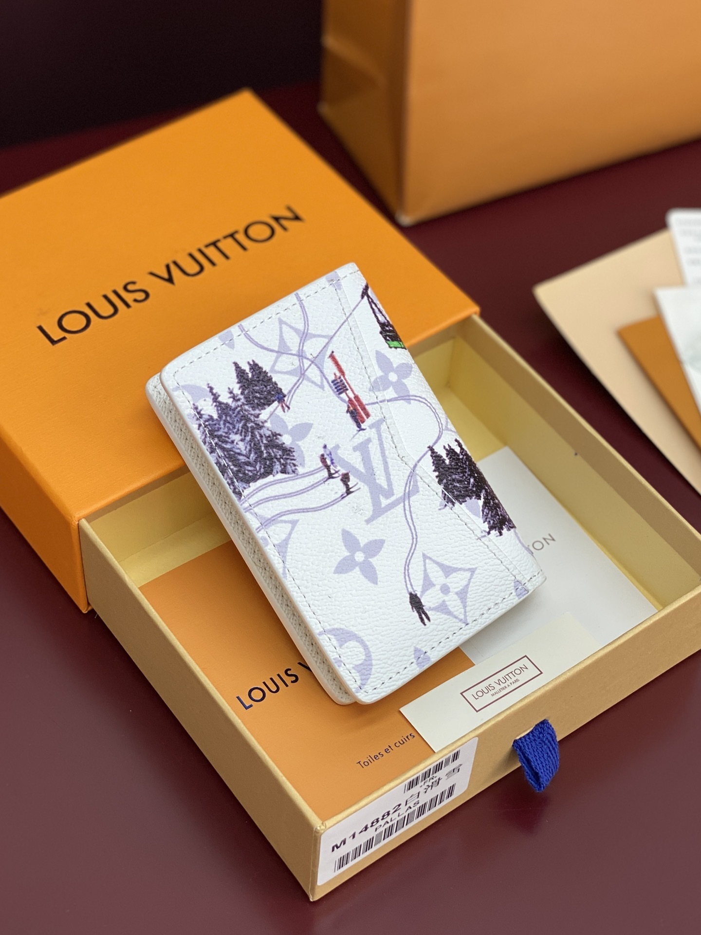 M14880 卡包!滑雪白色!口袋钱夹、本款口袋钱夹取材 Colored Monogram 帆布,将写实