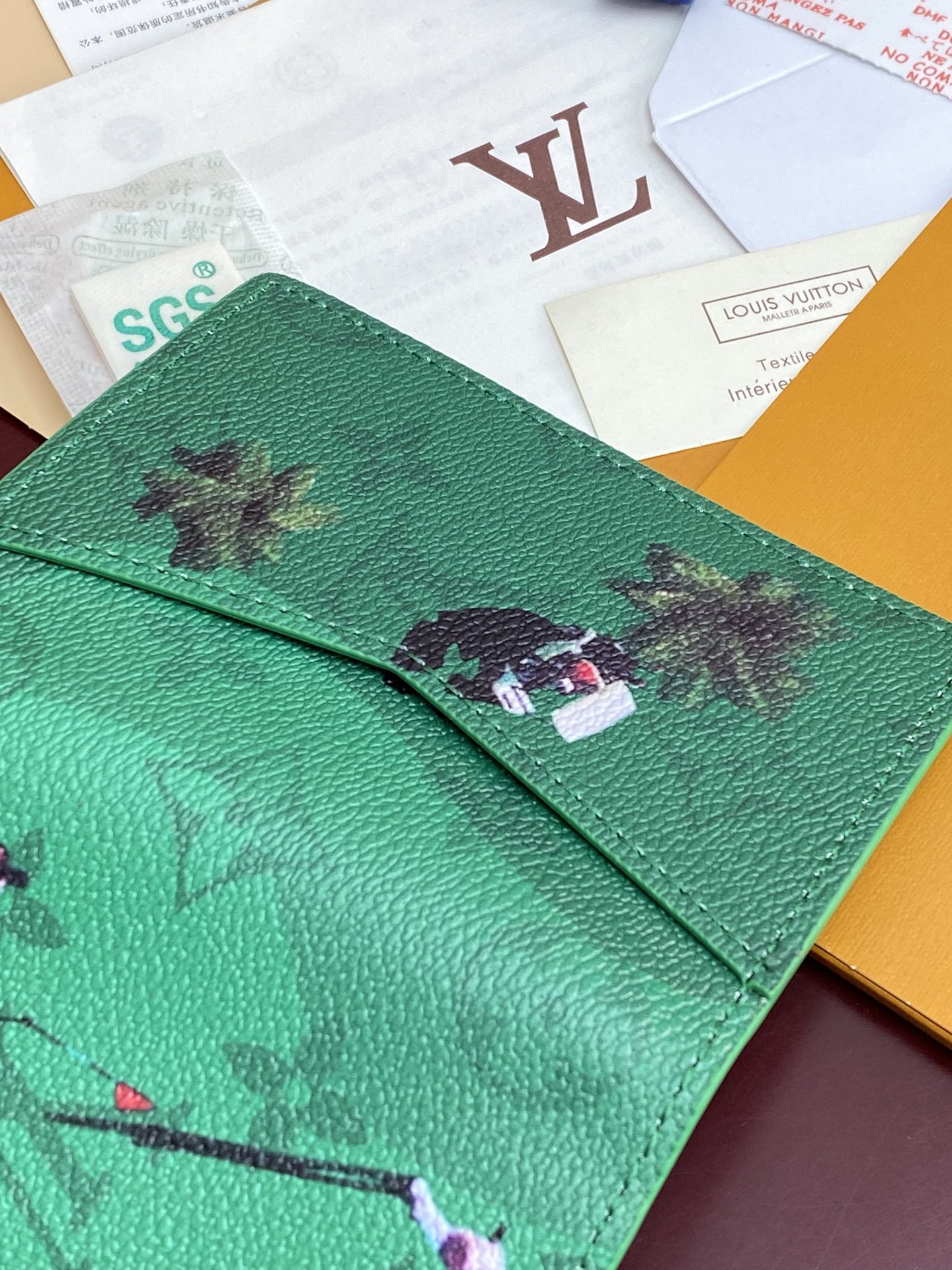 M14880 卡包！棒球绿色！口袋钱夹、本款口袋钱夹取材 Colored Monogram 帆布，将写实