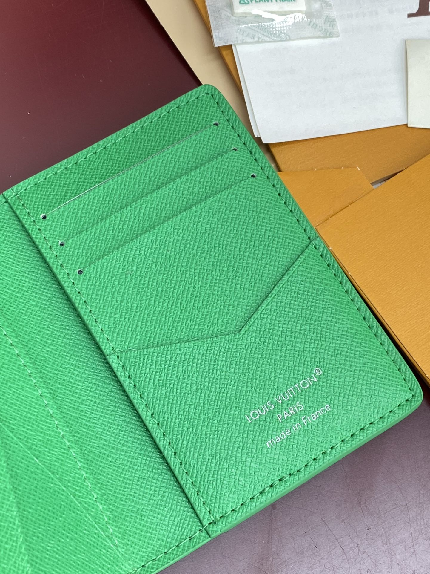 M14880 卡包！棒球绿色！口袋钱夹、本款口袋钱夹取材 Colored Monogram 帆布，将写实