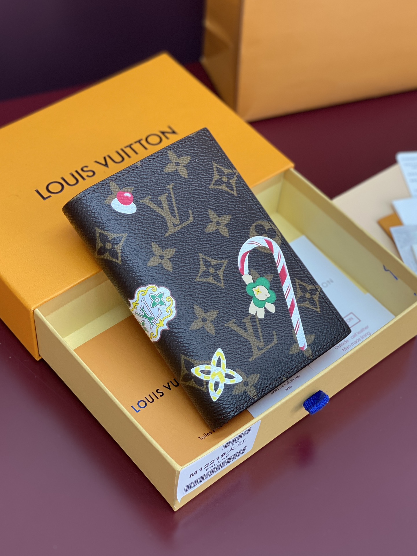 NO:339438,Super M12219 Red!  passport!  This passport cover is from the Candy Factory series, and candy canes and Christmas cookies are depicted on Monogram canvas to highlight the festive style of the brand's mascot Vivienne. The bright leather lining adds a lot of fun, and the flap pocket and card mezzanine are arranged to store in an orderly manner. 14 x 2.5 x 10 cm (height x width x length)., LV wallet/cuff, louis vuitton19860909特级 M12219 红色！护照！本款护照套出自 Candy Factory 系列,于Monogram 帆布描摹拐杖糖和圣诞饼干,烘托品牌吉祥物 Vivienne 的喜庆节日造型.明媚皮革内衬再添盎然意趣,翻盖口袋和卡片夹层实现有序收纳. 14 x 2.5 x 10 厘米 (高 x 宽 x 长度).,LV钱夹/手包,louis vuitton,Bag